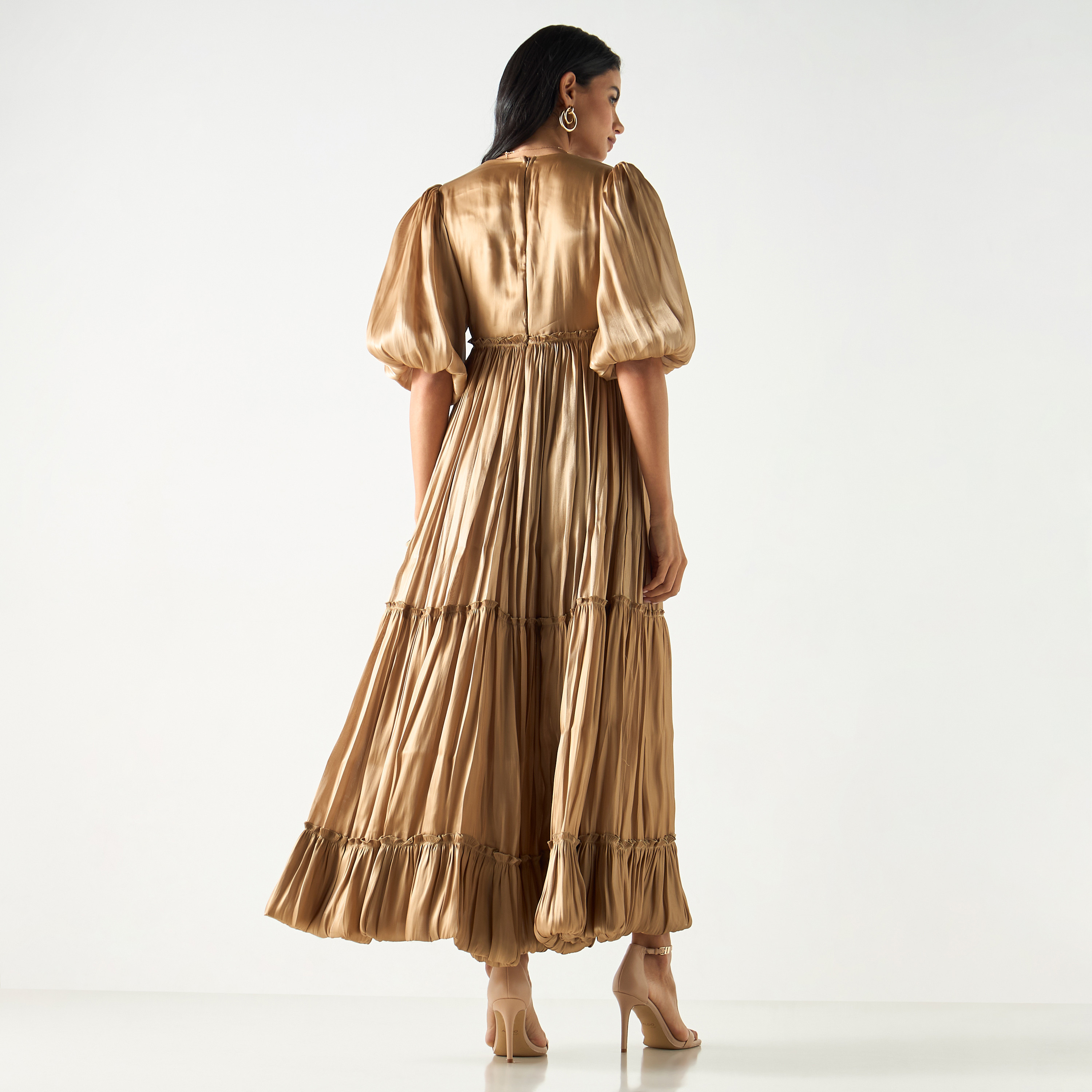 فستان طويل بطبقات وياقة سوربليسيه وأكمام منفوخة من جولدن آبل-women-clothing-dresses-image-3