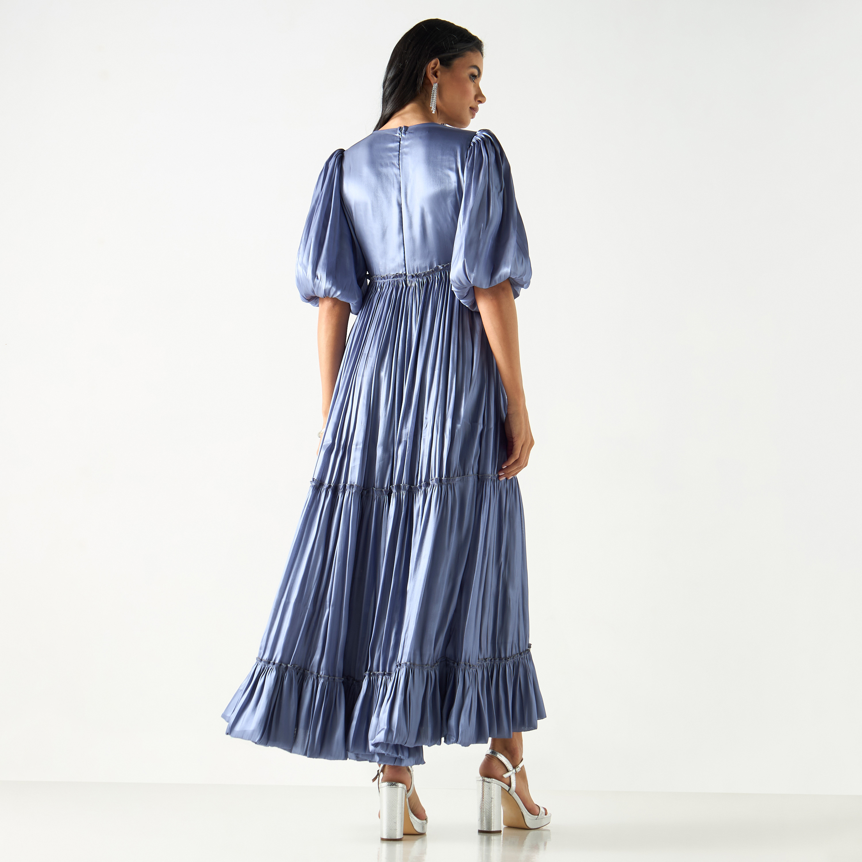 فستان طويل بطبقات وياقة سوربليسيه وأكمام منفوخة من جولدن آبل-women-clothing-dresses-image-7
