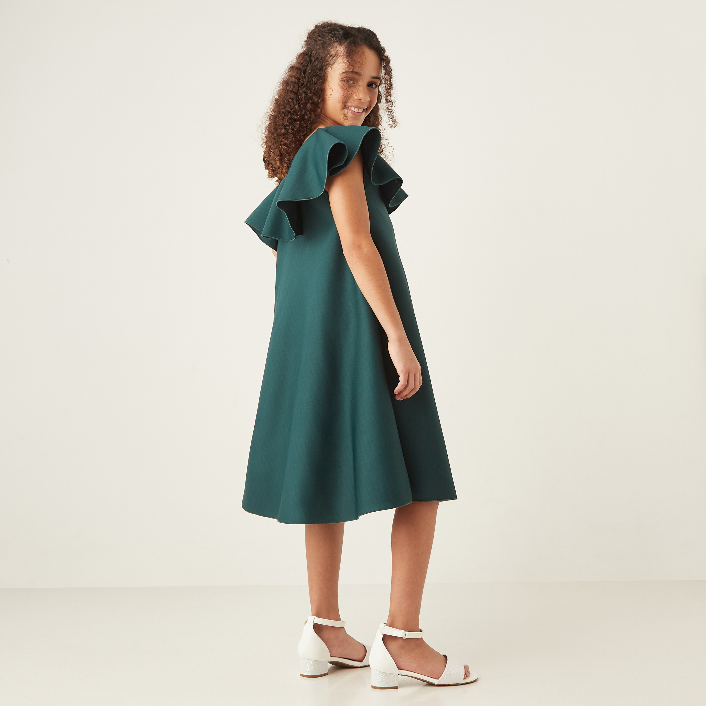 فستان دون أكمام بزينة فيونكة وتفاصيل لوح من ليتل جولدن أبل-girls-clothing-dressesandjumpsuits-image-7