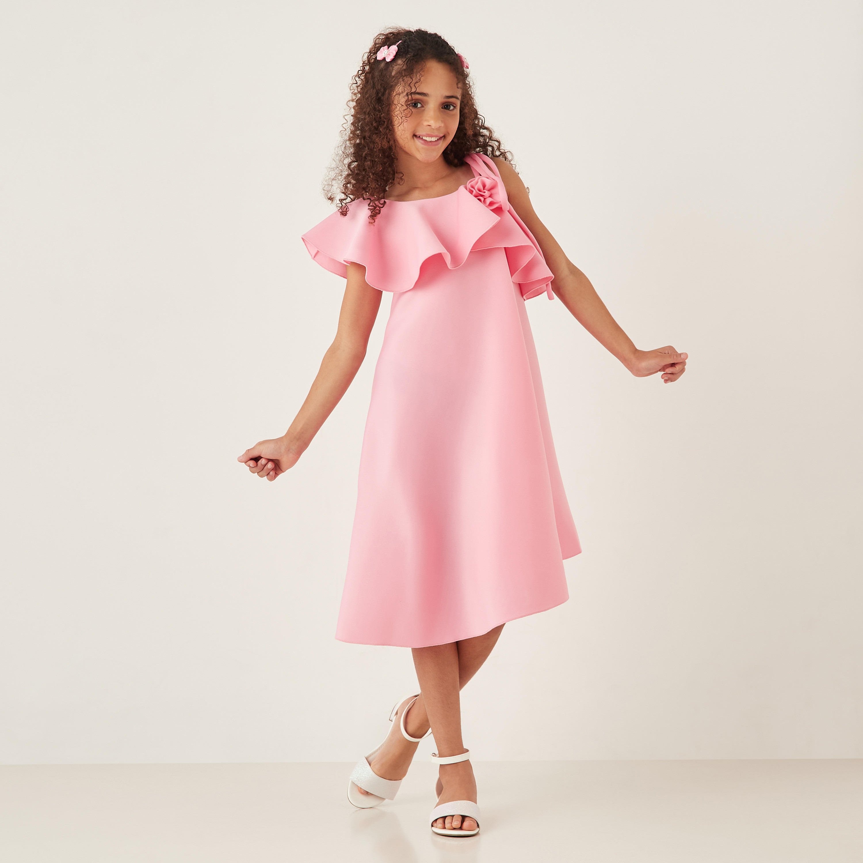 فستان دون أكمام بزينة فيونكة وتفاصيل لوح من ليتل جولدن أبل-girls-clothing-dressesandjumpsuits-image-9