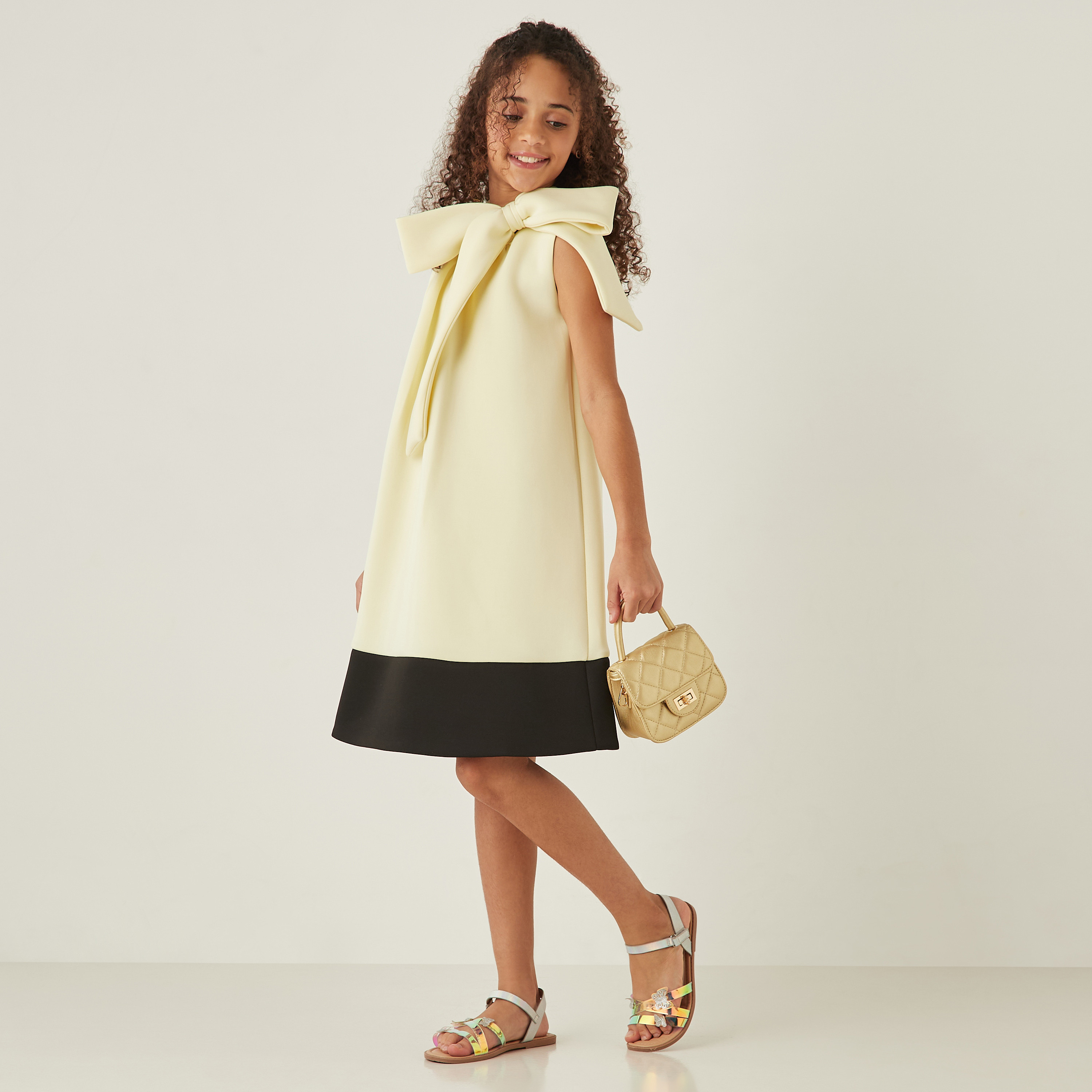 فستان دون أكمام بزينة فيونكة وتفاصيل لوح من ليتل جولدن أبل-girls-clothing-dressesandjumpsuits-image-2