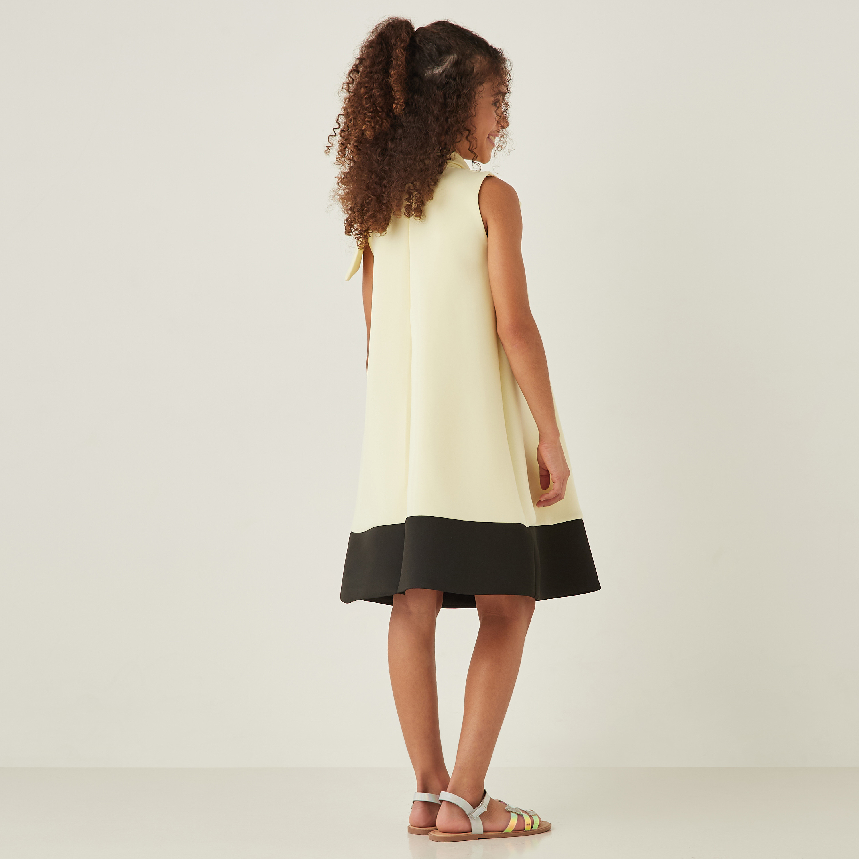 فستان دون أكمام بزينة فيونكة وتفاصيل لوح من ليتل جولدن أبل-girls-clothing-dressesandjumpsuits-image-3
