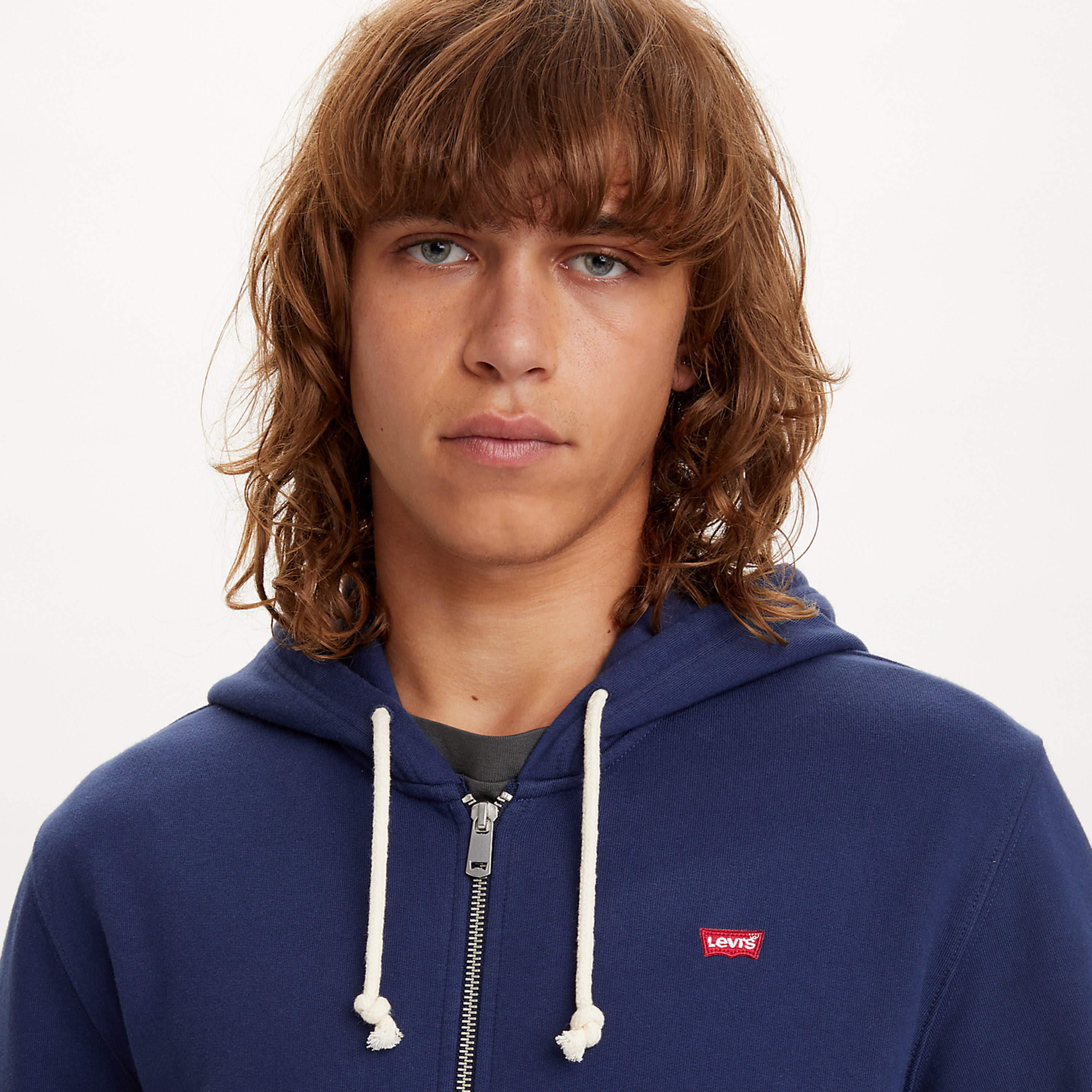 هودي رجالي بغطاء رأس وسحاب وأكمام طويلة بشعار من ليفايس-men-clothing-hoodiesandsweatshirts-image-3
