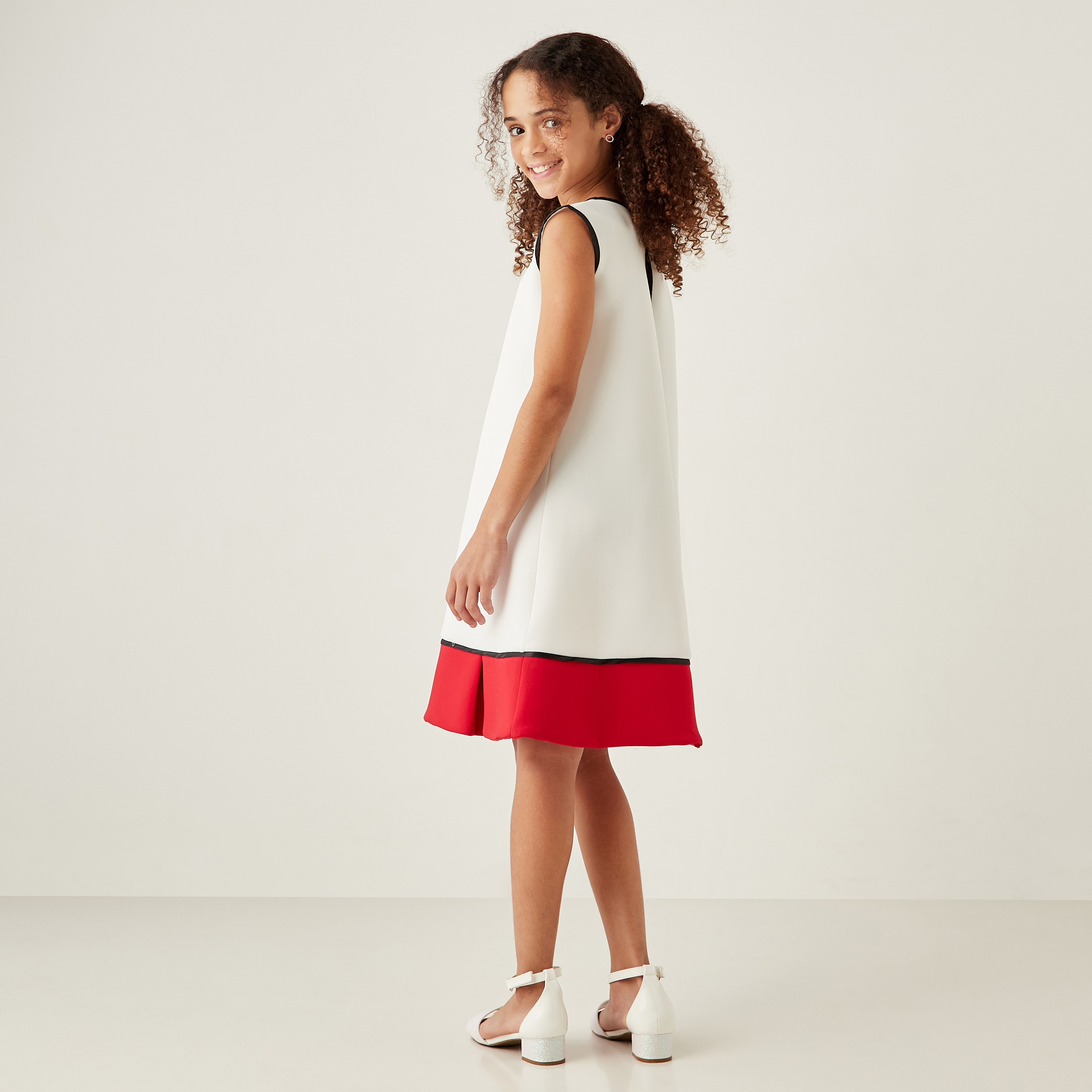 فستان دون أكمام بياقة مستديرة وزينة فيونكة وتفاصيل لوح من ليتل جولدن أبل-girls-clothing-dressesandjumpsuits-image-3