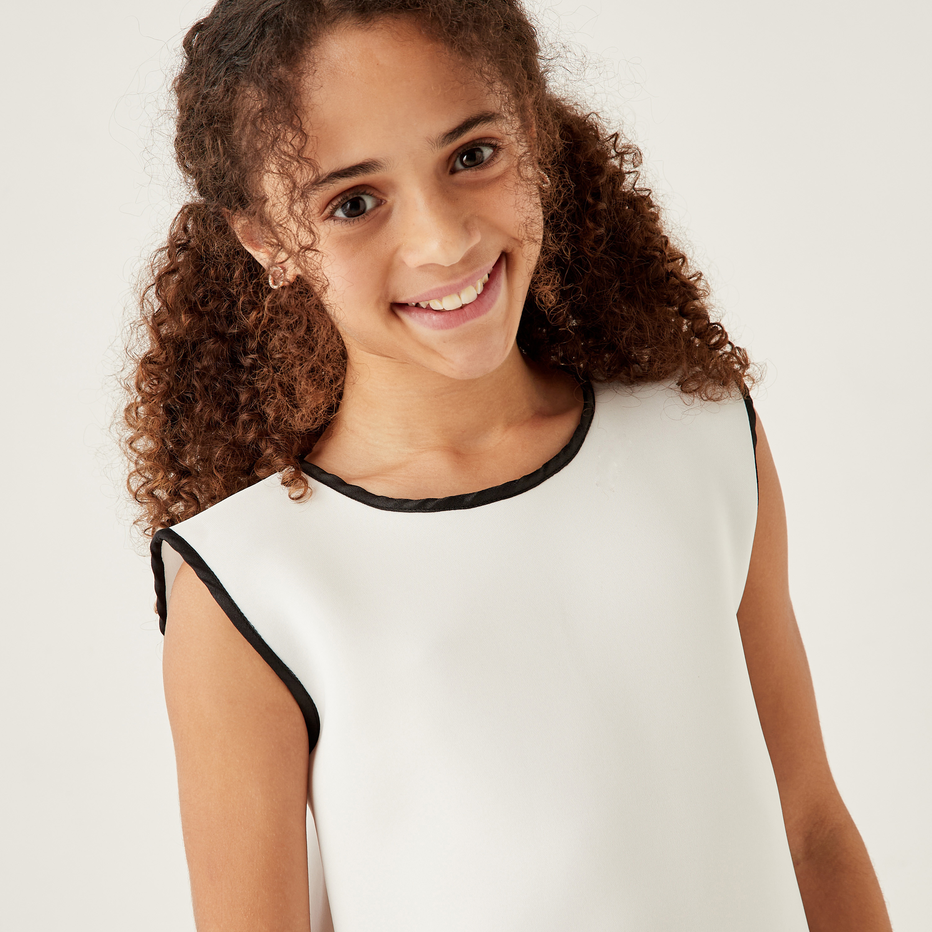 فستان دون أكمام بياقة مستديرة وزينة فيونكة وتفاصيل لوح من ليتل جولدن أبل-girls-clothing-dressesandjumpsuits-image-4