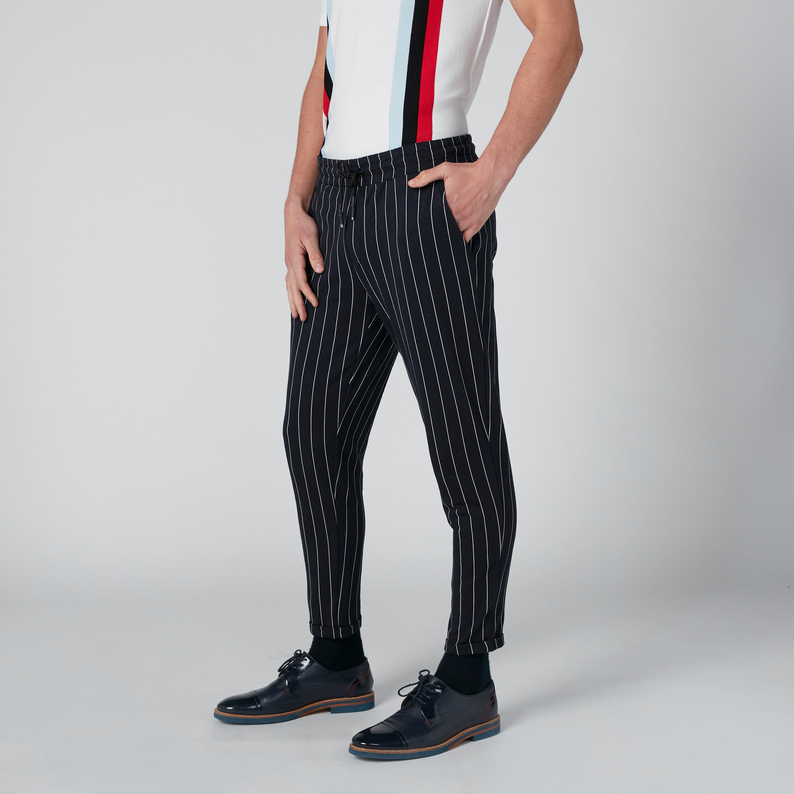 بنطال رياضي طويل مقلّم برباط وجيوب-men-clothing-bottoms-trousersandchinos-trousers-image-1