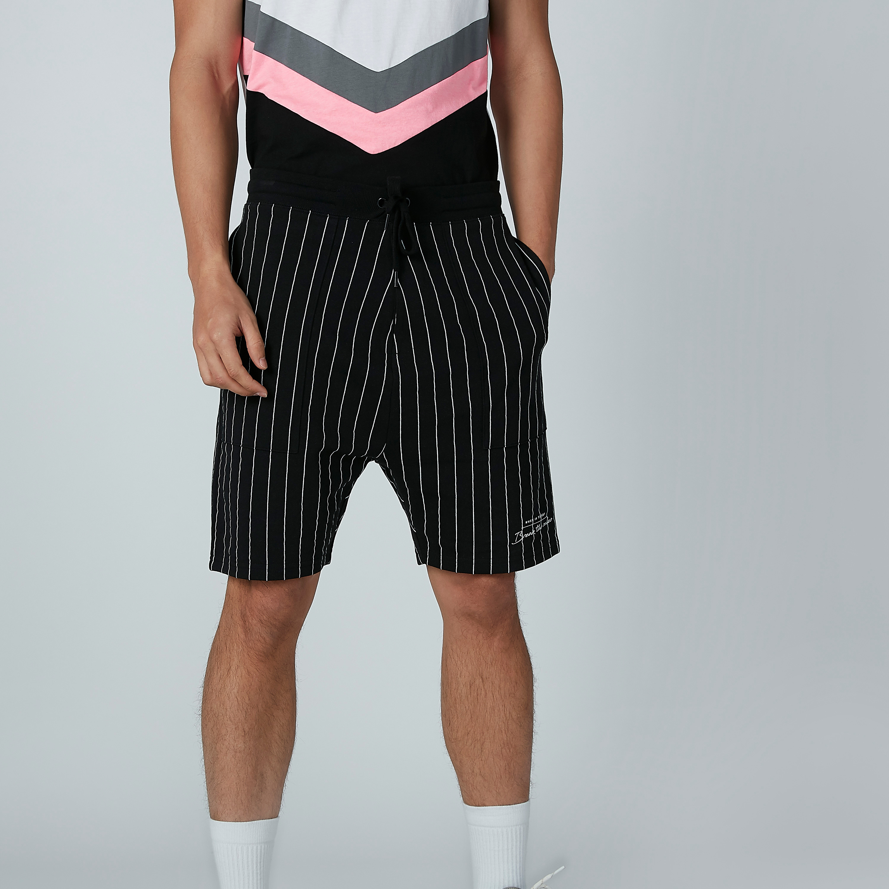 شورت مقلّم بجيوب-men-clothing-bottoms-shorts-image-1