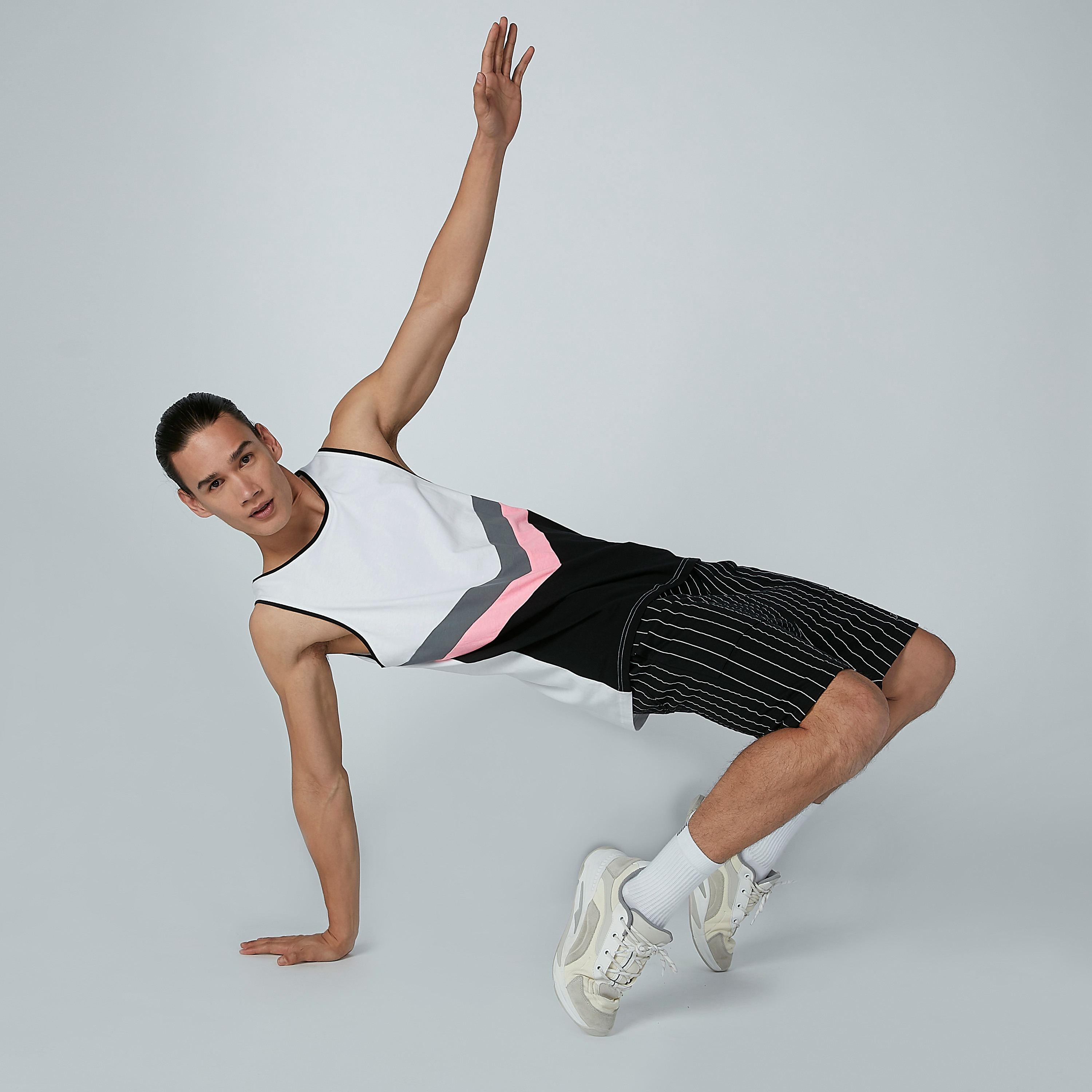 شورت مقلّم بجيوب-men-clothing-bottoms-shorts-image-2