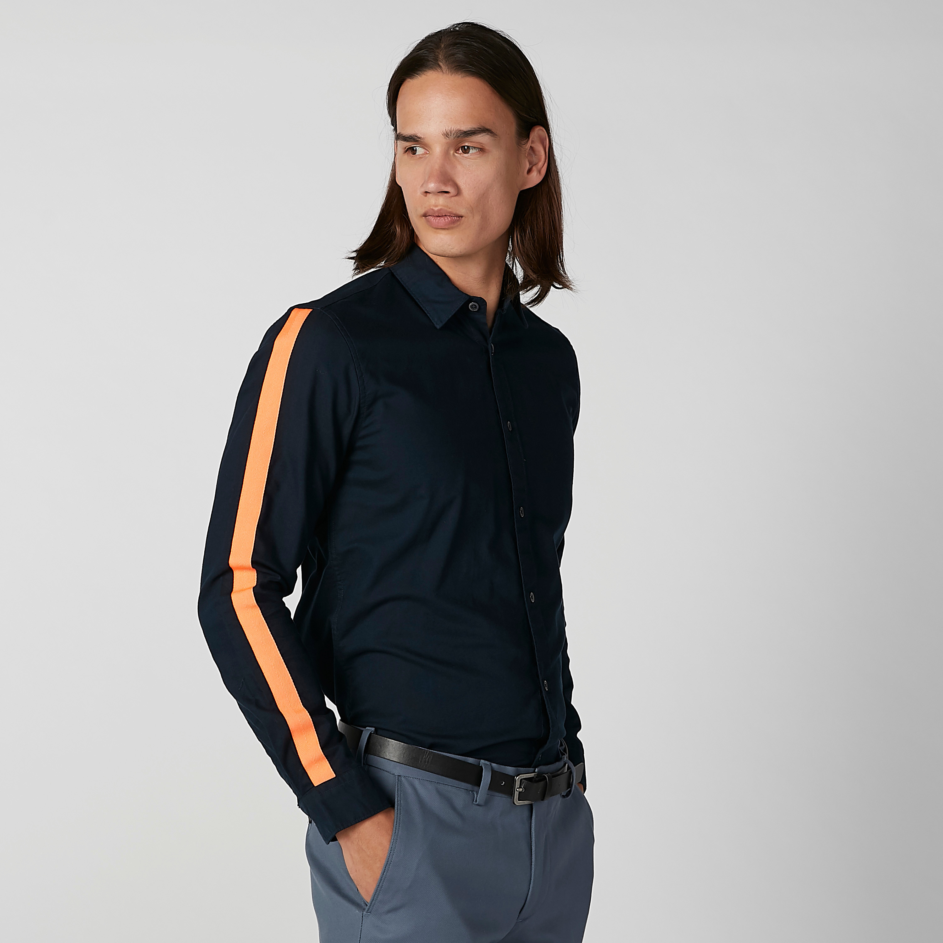 قميص سادة بأكمام مقلّمة متباينة-men-clothing-shirts-image-2