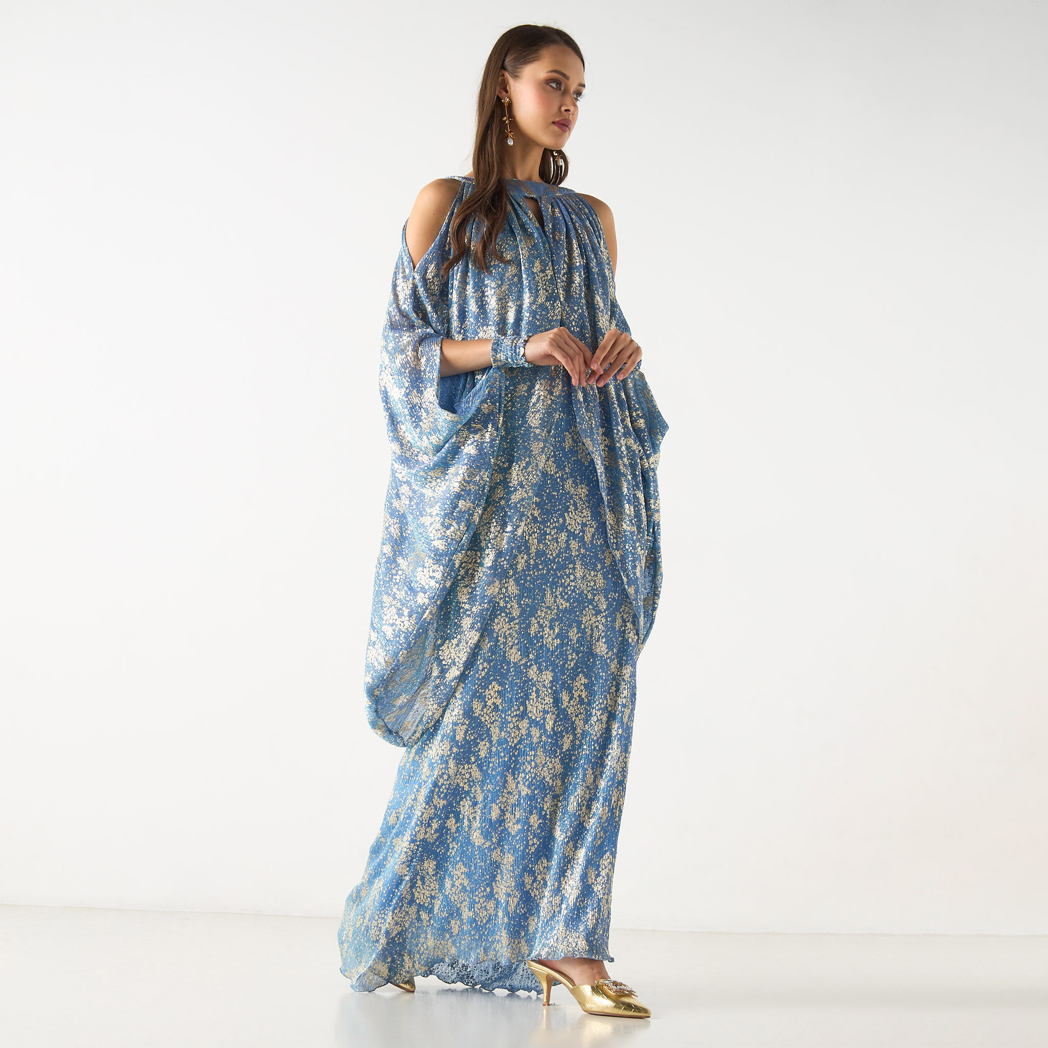 فستان ماكسي بطبعات وأكتاف مكشوفة وتفاصيل مفرغة من جولدن أبل-women-clothing-dresses-image-2