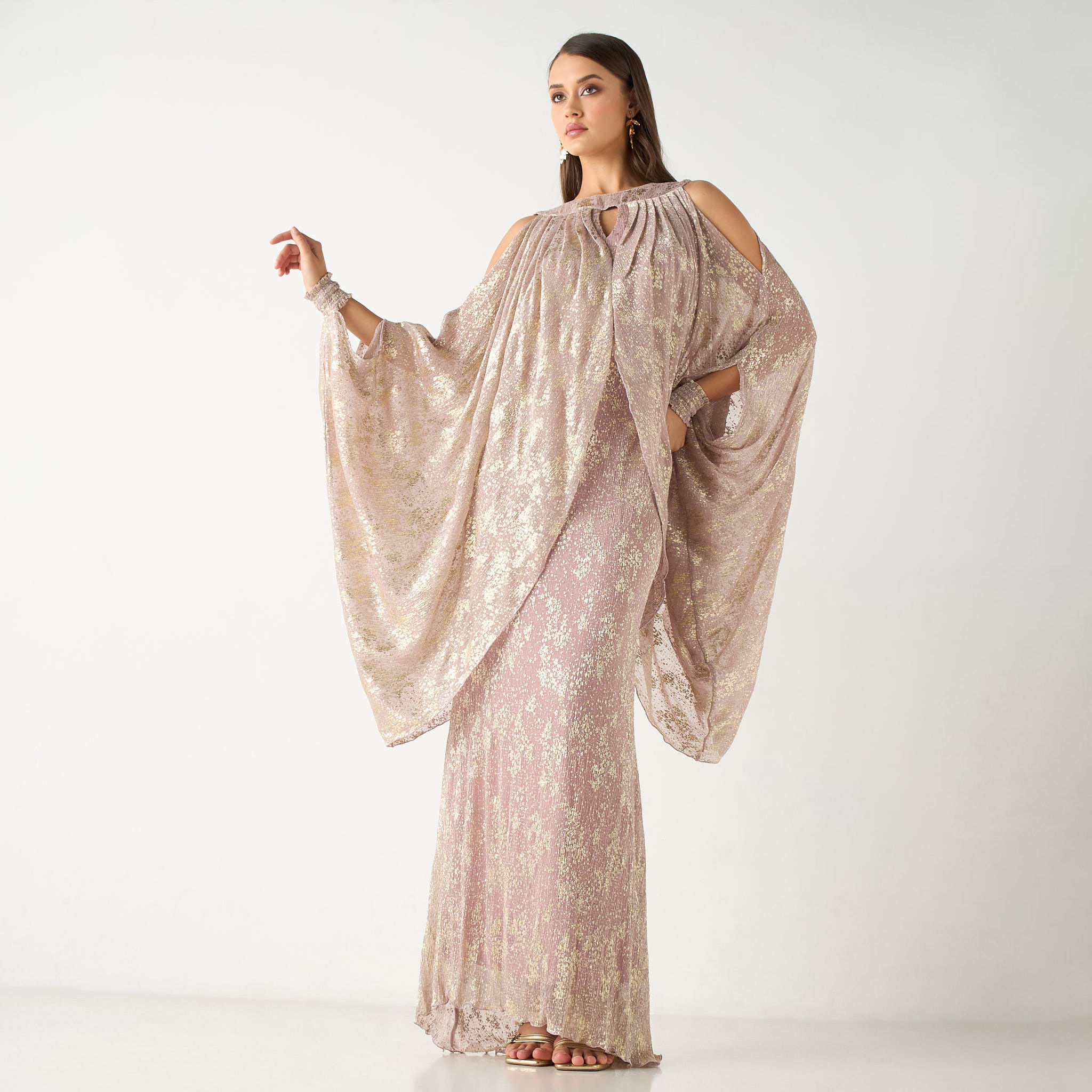 فستان ماكسي بطبعات وأكتاف مكشوفة وتفاصيل مفرغة من جولدن أبل-women-clothing-dresses-image-8
