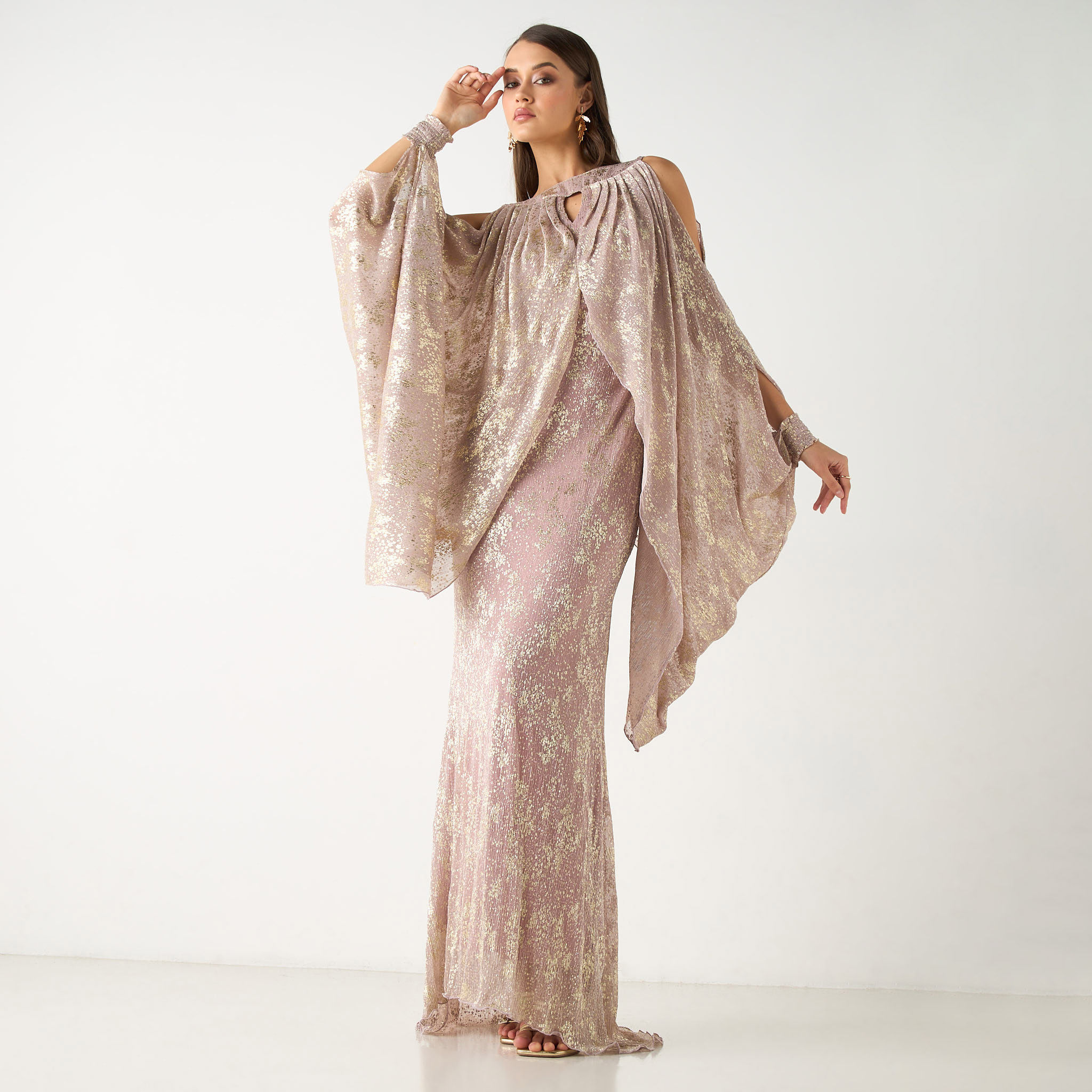 فستان ماكسي بطبعات وأكتاف مكشوفة وتفاصيل مفرغة من جولدن أبل-women-clothing-dresses-image-9