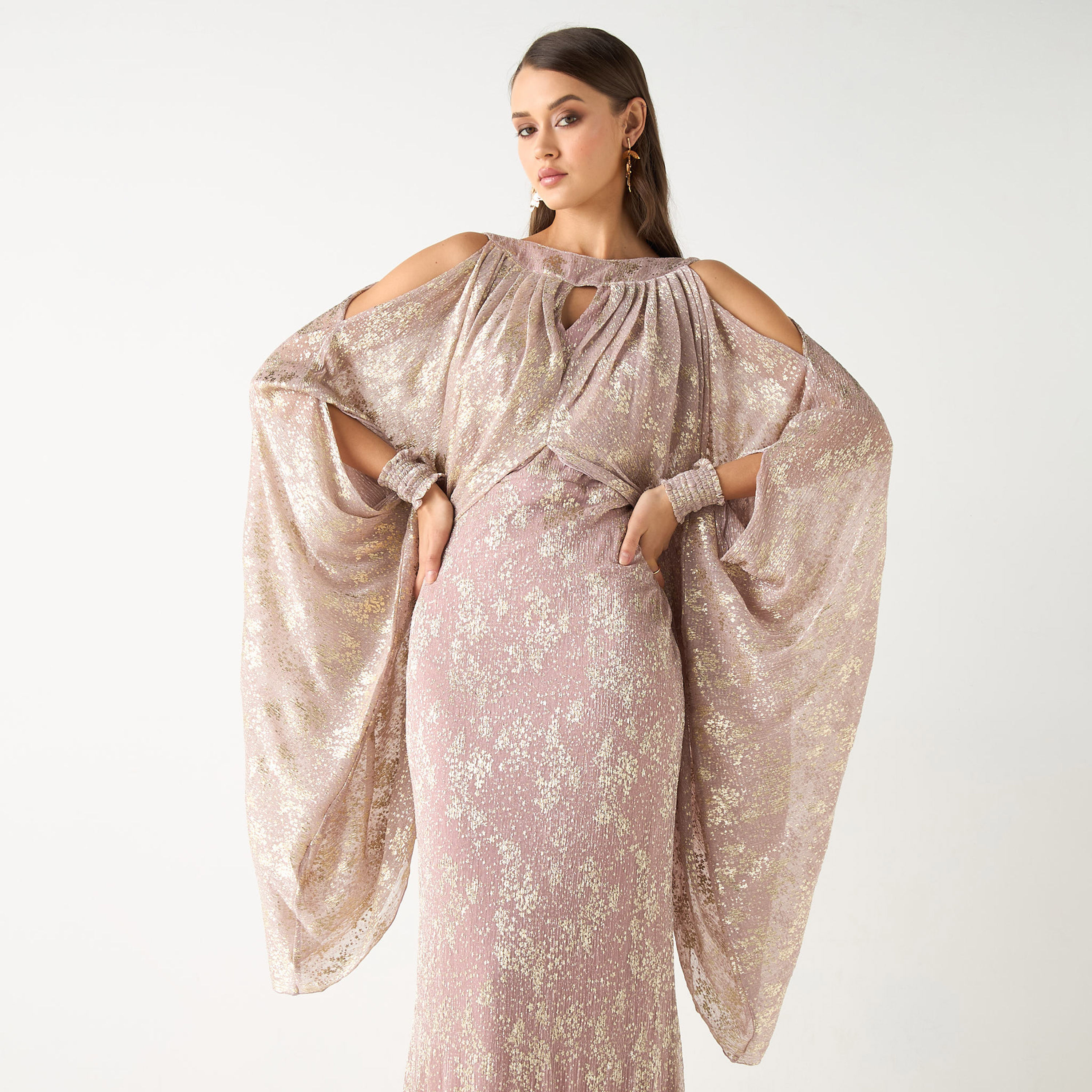 فستان ماكسي بطبعات وأكتاف مكشوفة وتفاصيل مفرغة من جولدن أبل-women-clothing-dresses-image-11