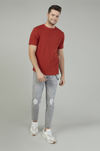 Skinny Fit Distressed Mid-Rise Jeans with Belt Loops and Pocket Detail