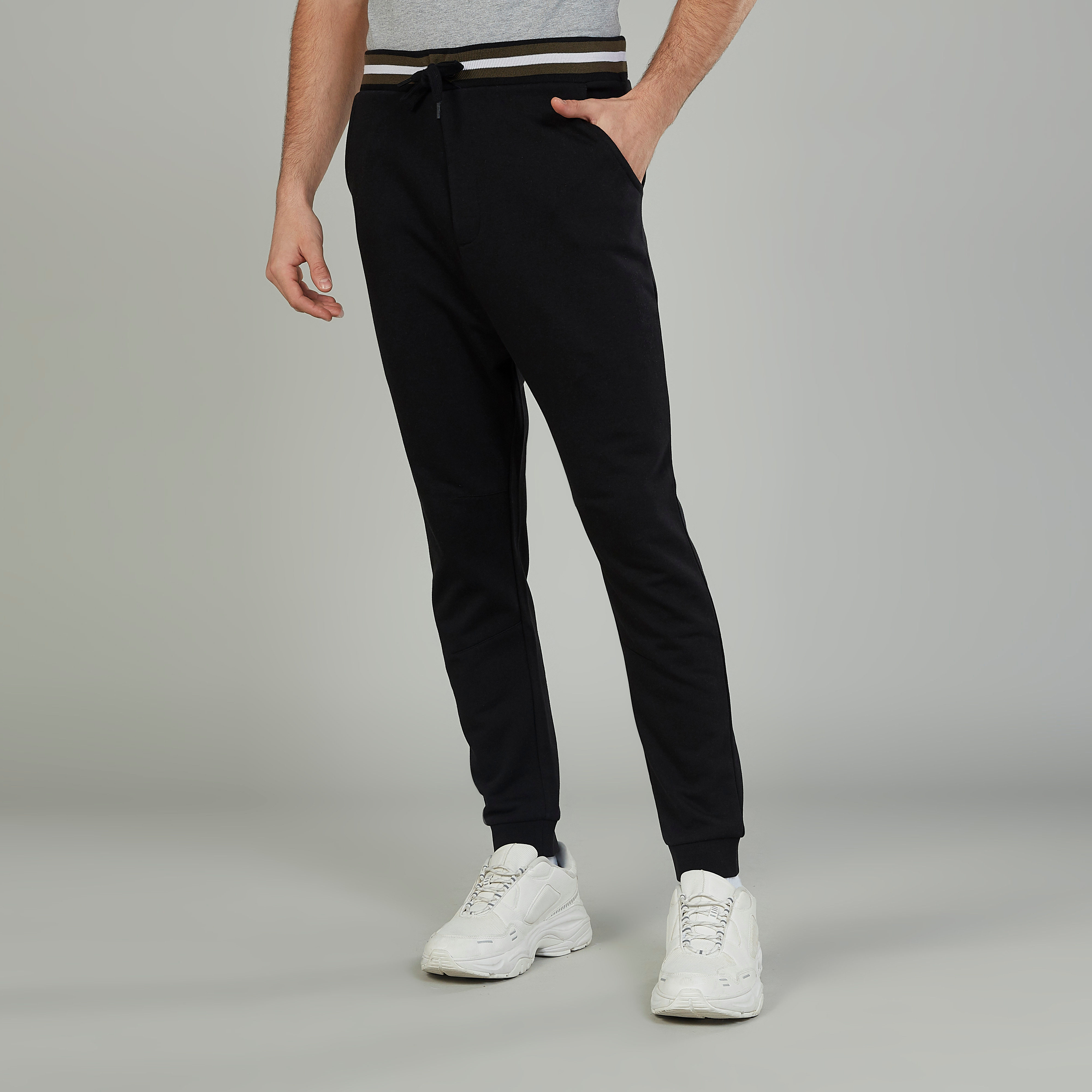 بنطلون رياضي سادة طويل بتفاصيل جيوب ورباط-men-clothing-bottoms-joggers-image-1