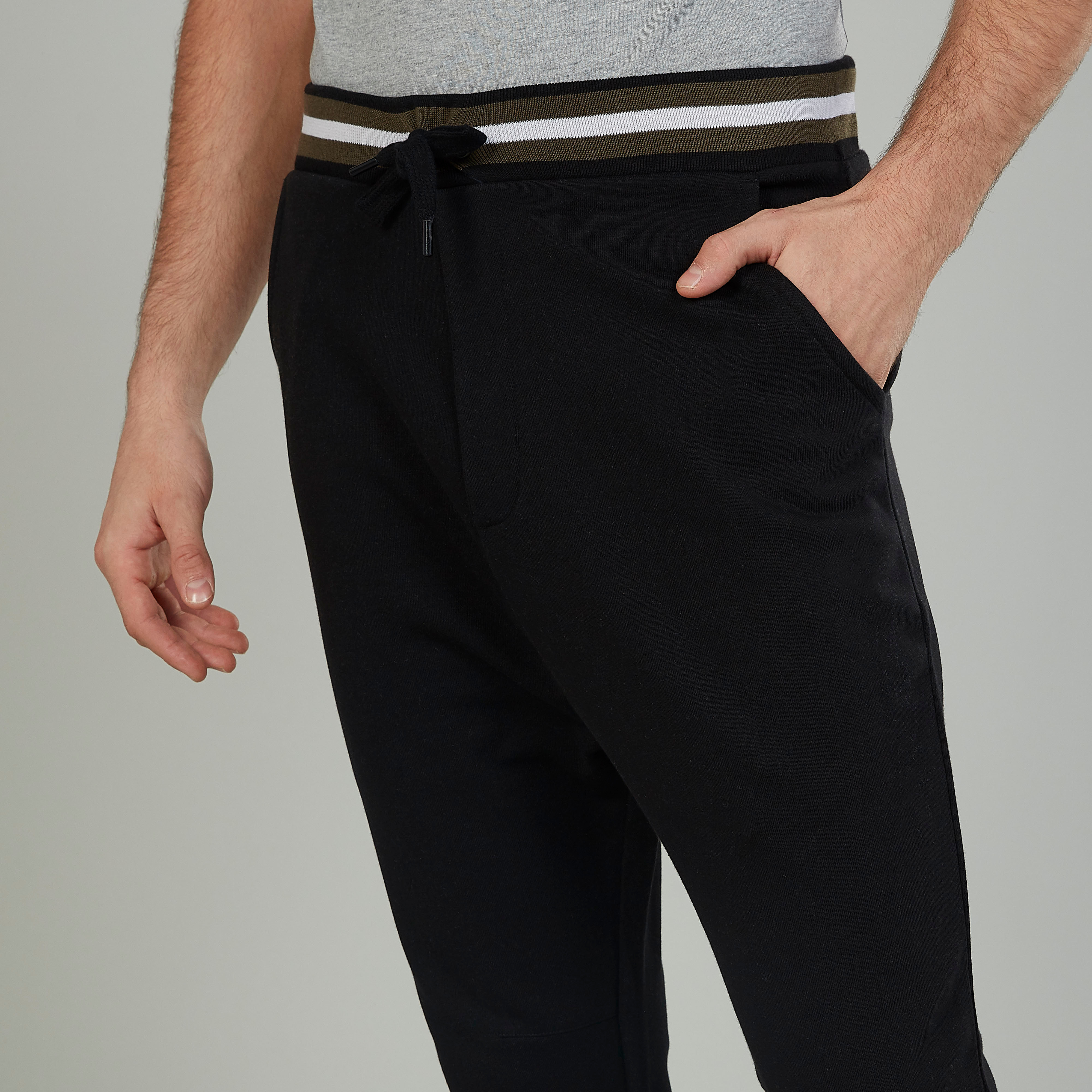 بنطلون رياضي سادة طويل بتفاصيل جيوب ورباط-men-clothing-bottoms-joggers-image-3