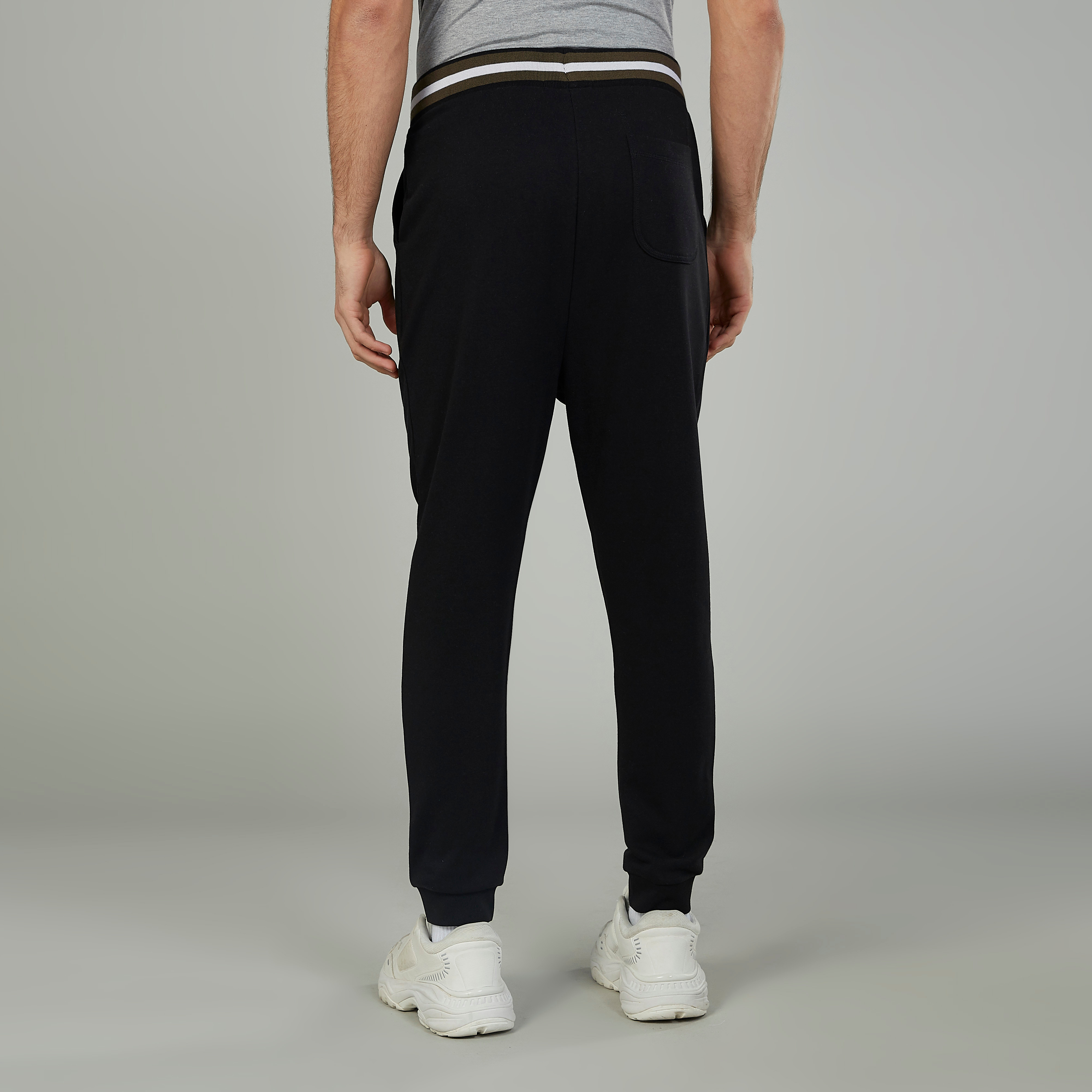 بنطلون رياضي سادة طويل بتفاصيل جيوب ورباط-men-clothing-bottoms-joggers-image-4