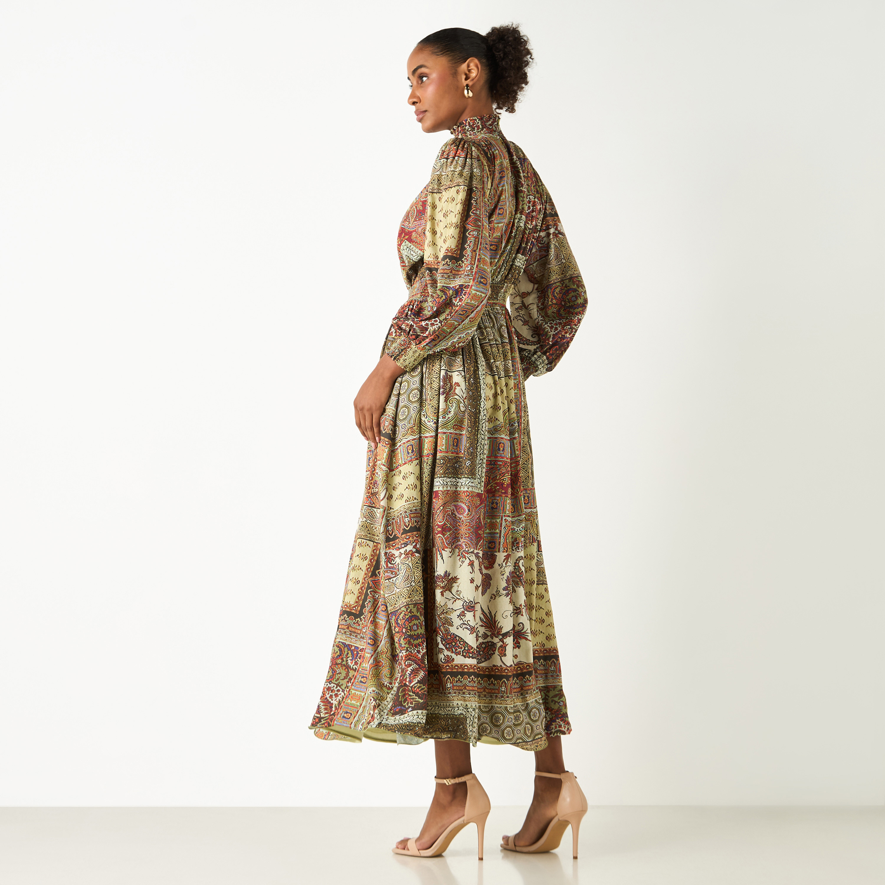 فستان بأكمام طويلة وياقة عالية وطبعات من جولدن أبل-women-clothing-dresses-image-4