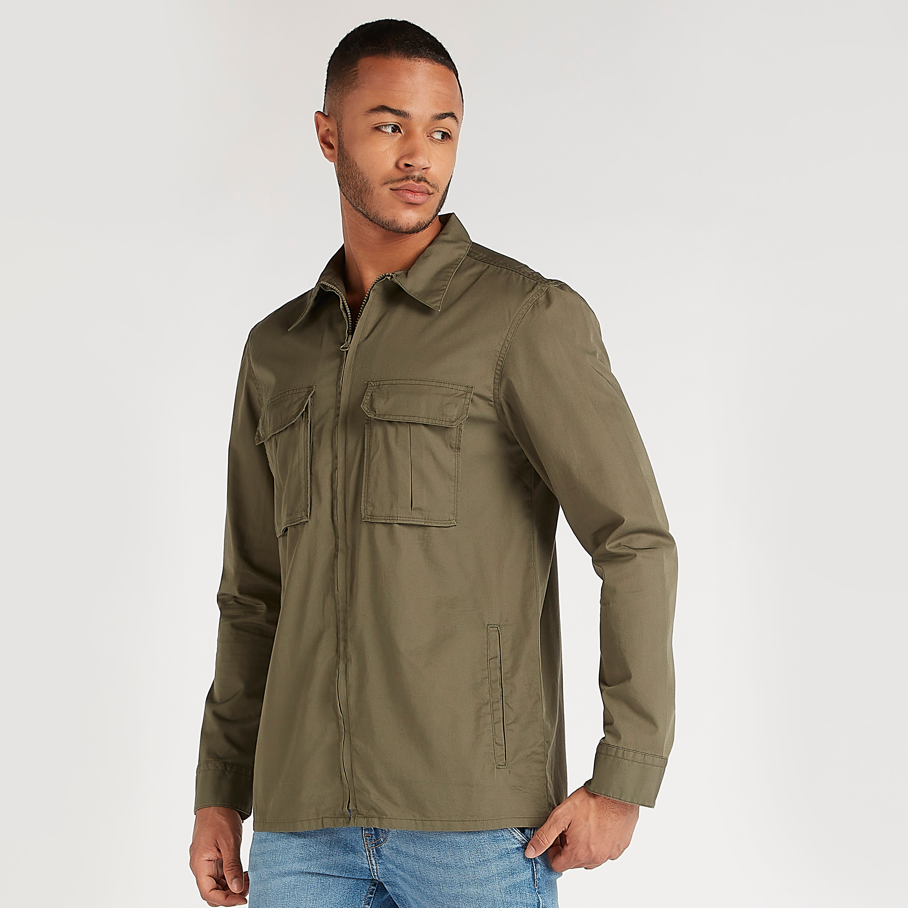 قميص سادة بسحّاب وأكمام طويلة وجيوب بطيّة-men-clothing-shirts-image-1