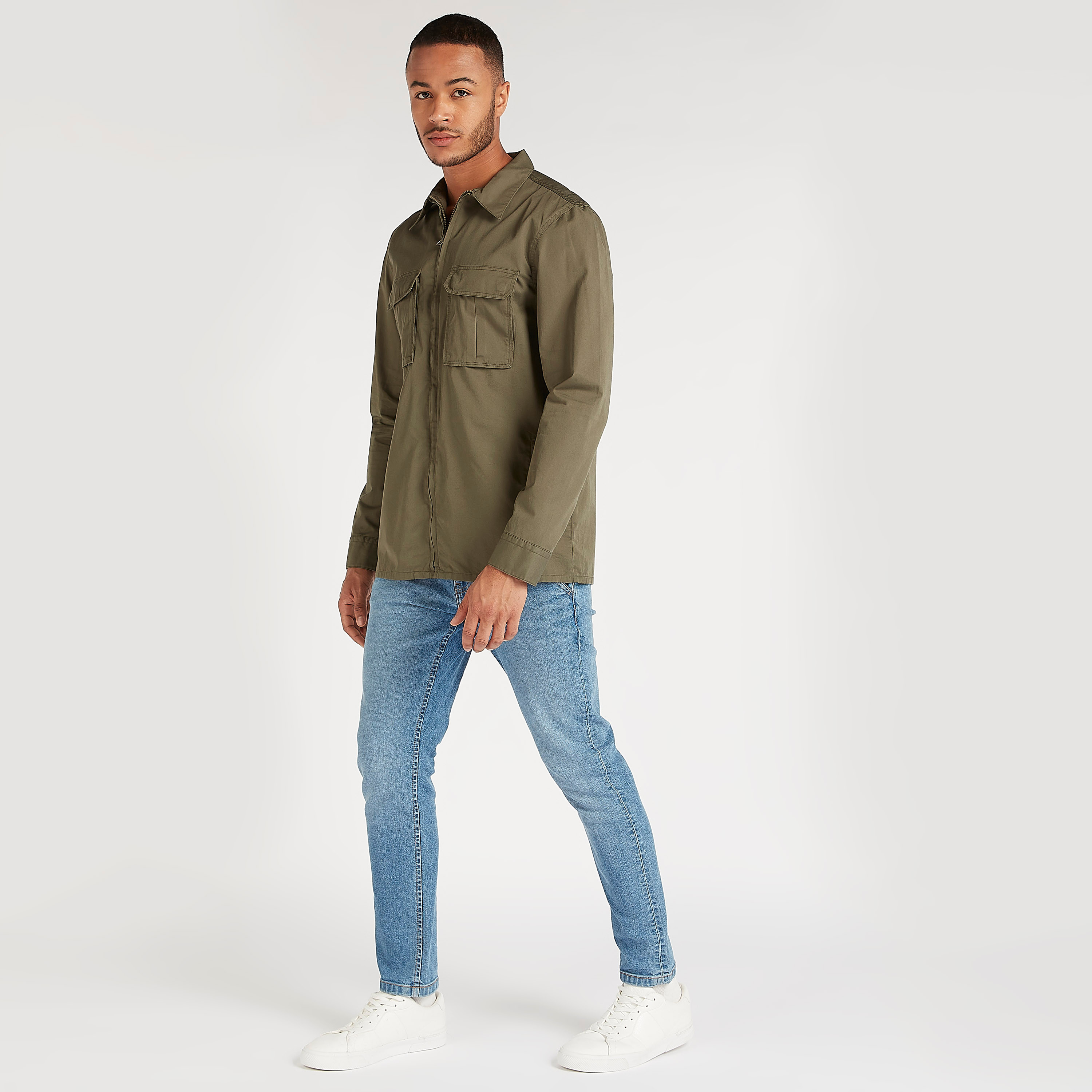 قميص سادة بسحّاب وأكمام طويلة وجيوب بطيّة-men-clothing-shirts-image-2