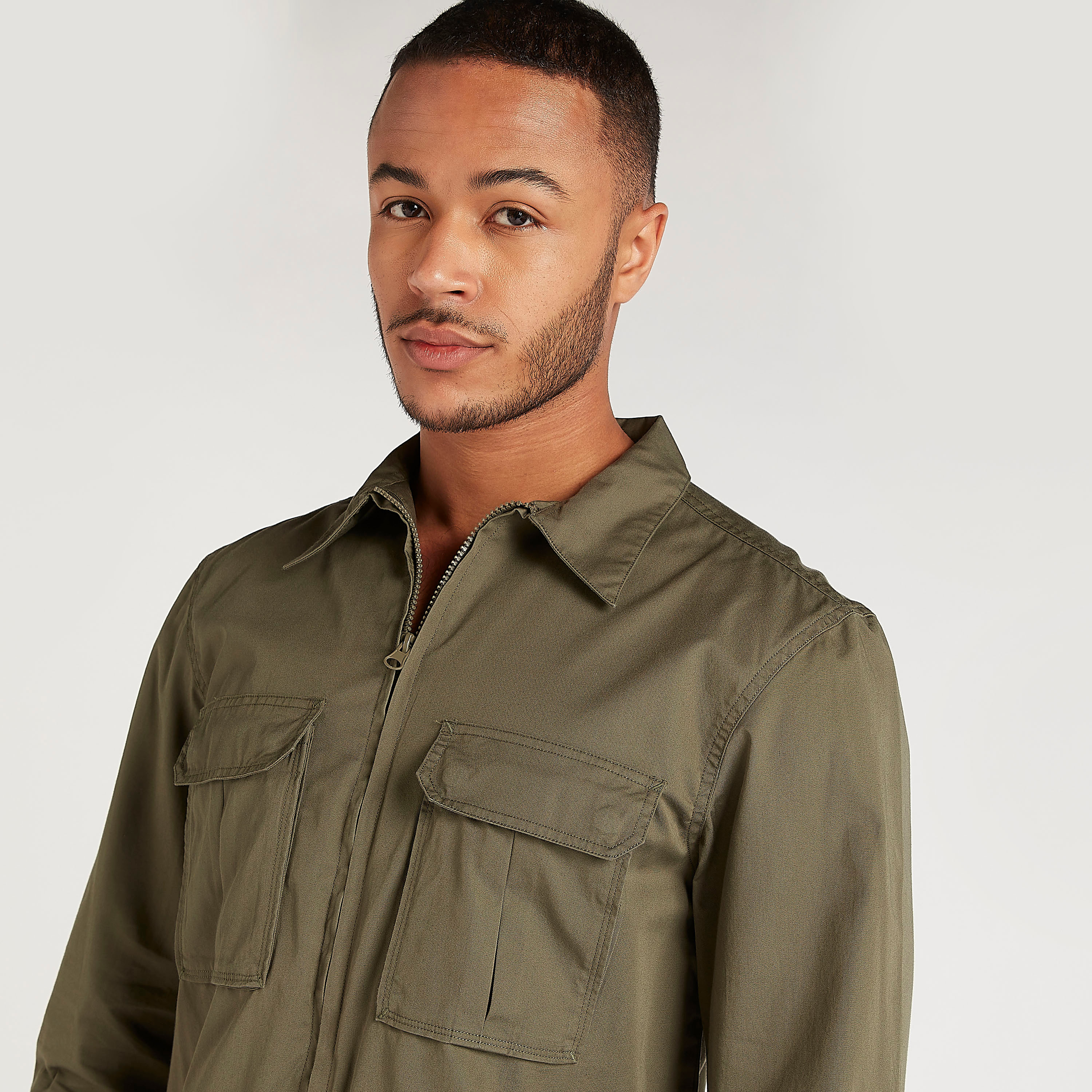 قميص سادة بسحّاب وأكمام طويلة وجيوب بطيّة-men-clothing-shirts-image-3