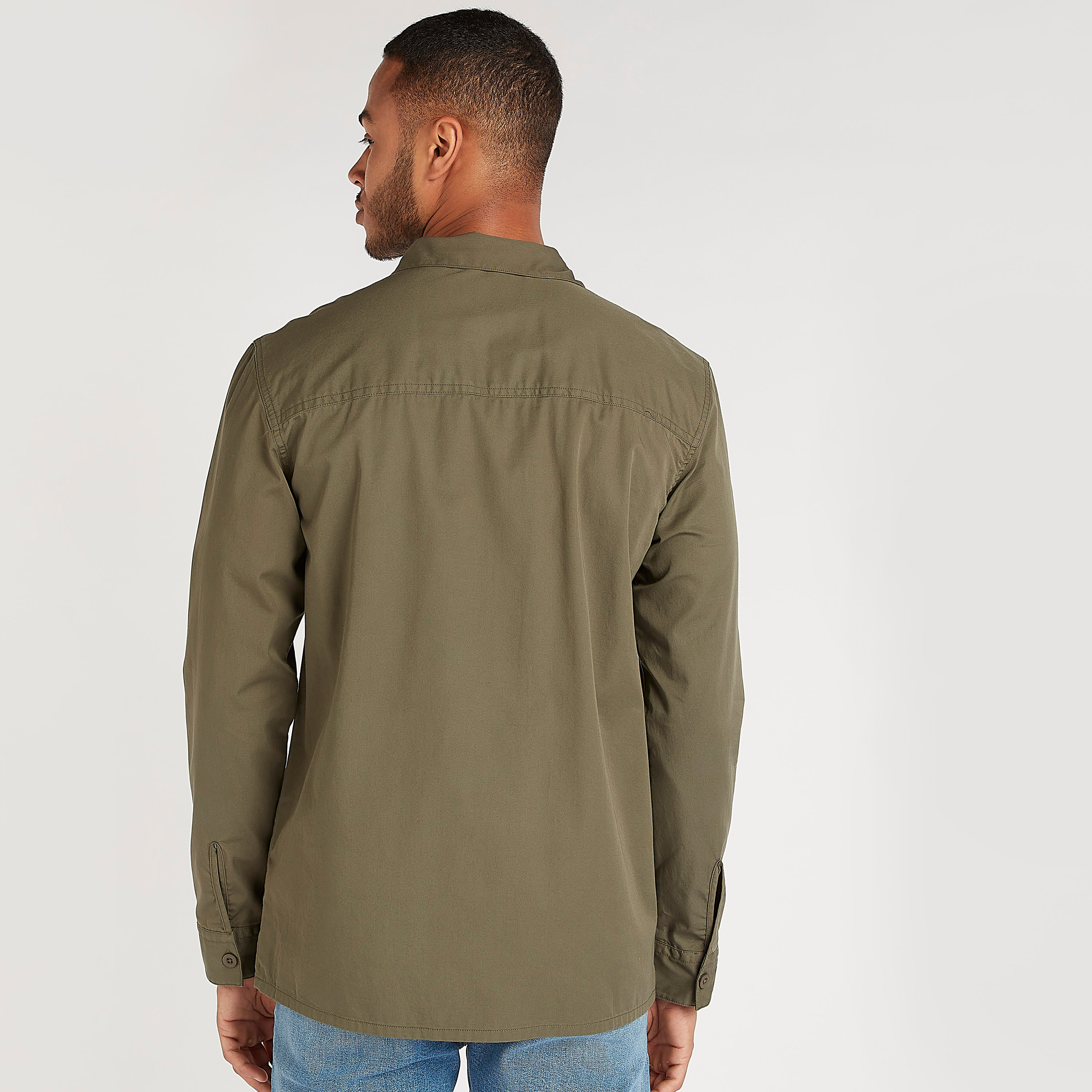 قميص سادة بسحّاب وأكمام طويلة وجيوب بطيّة-men-clothing-shirts-image-4