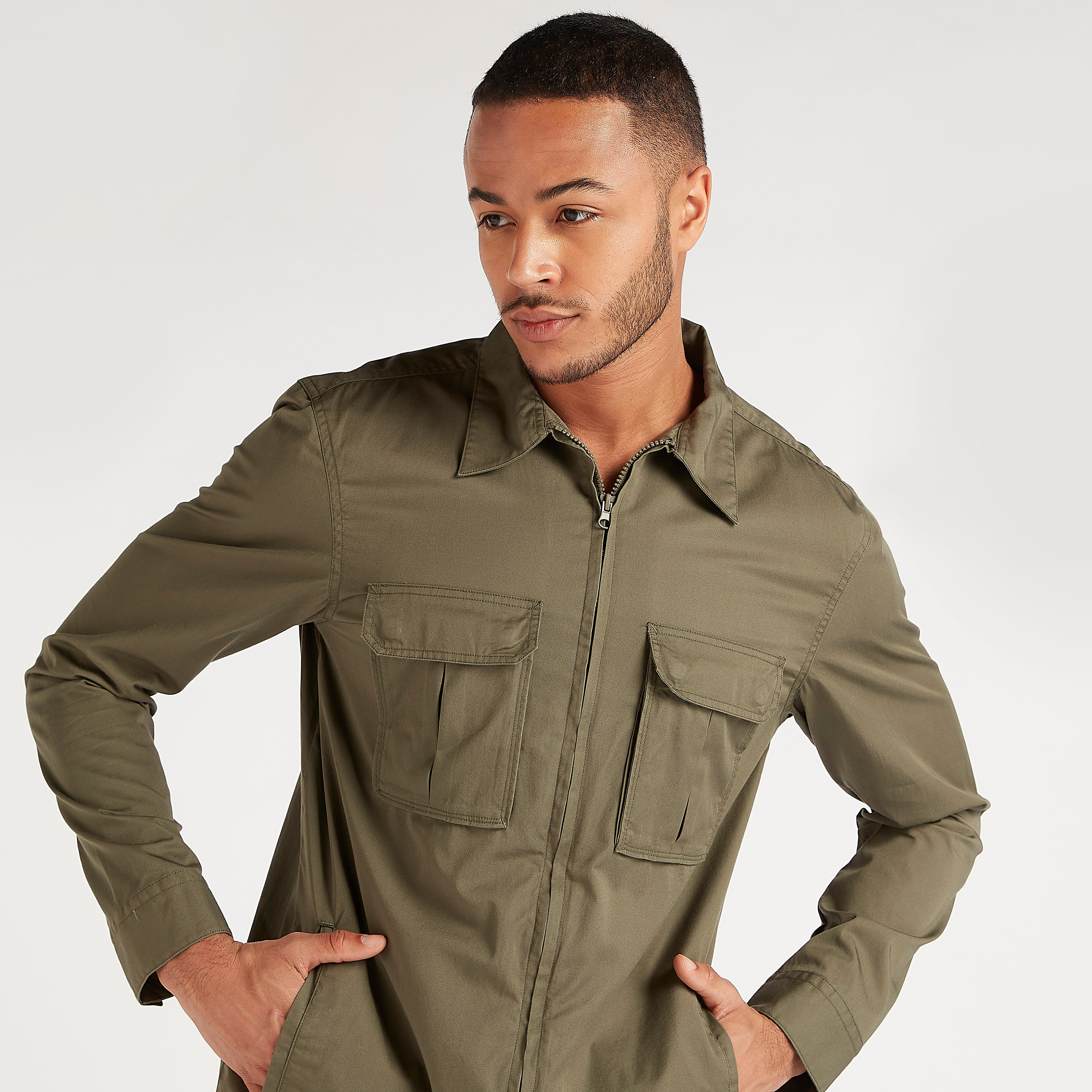 قميص سادة بسحّاب وأكمام طويلة وجيوب بطيّة-men-clothing-shirts-image-5