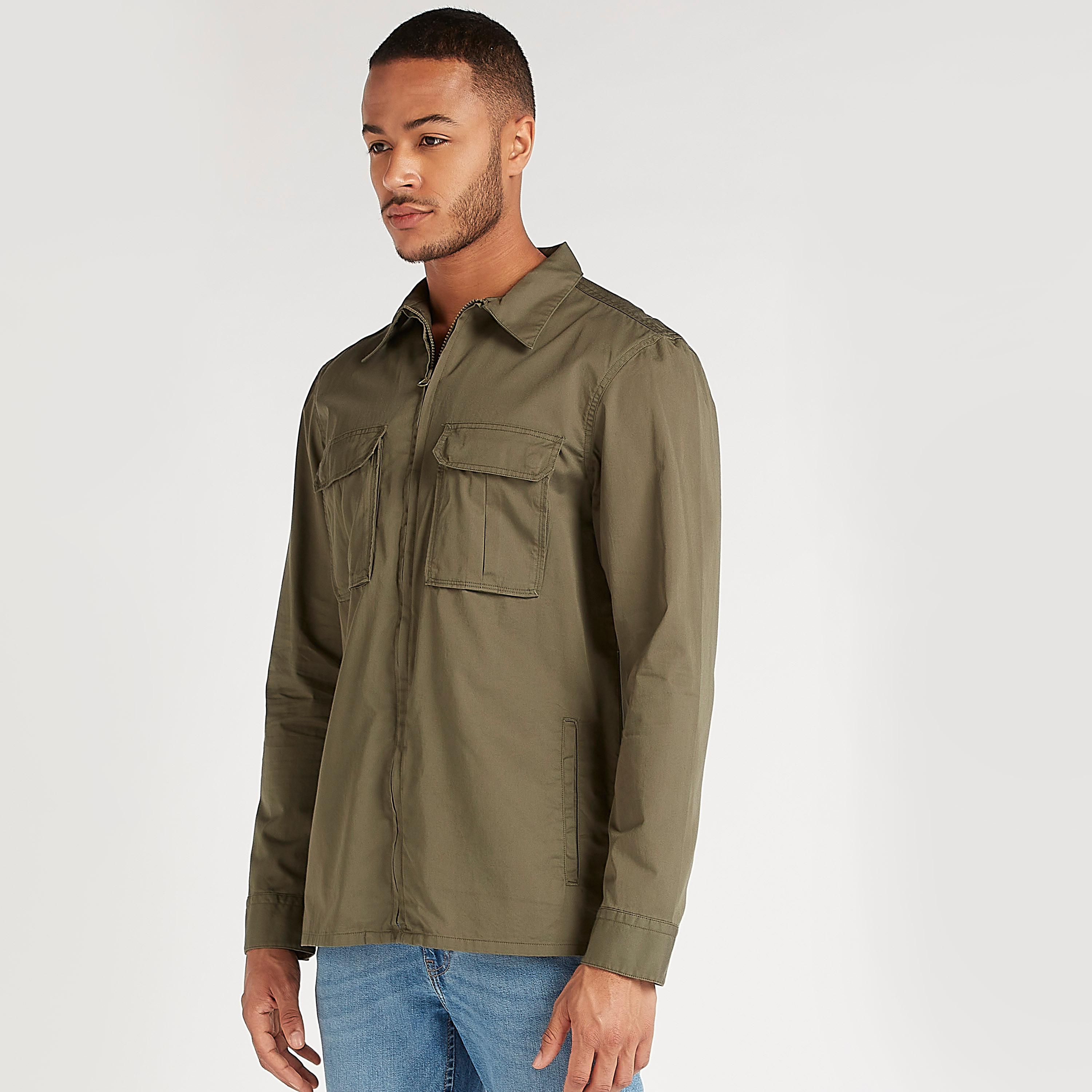 قميص سادة بسحّاب وأكمام طويلة وجيوب بطيّة-men-clothing-shirts-image-7