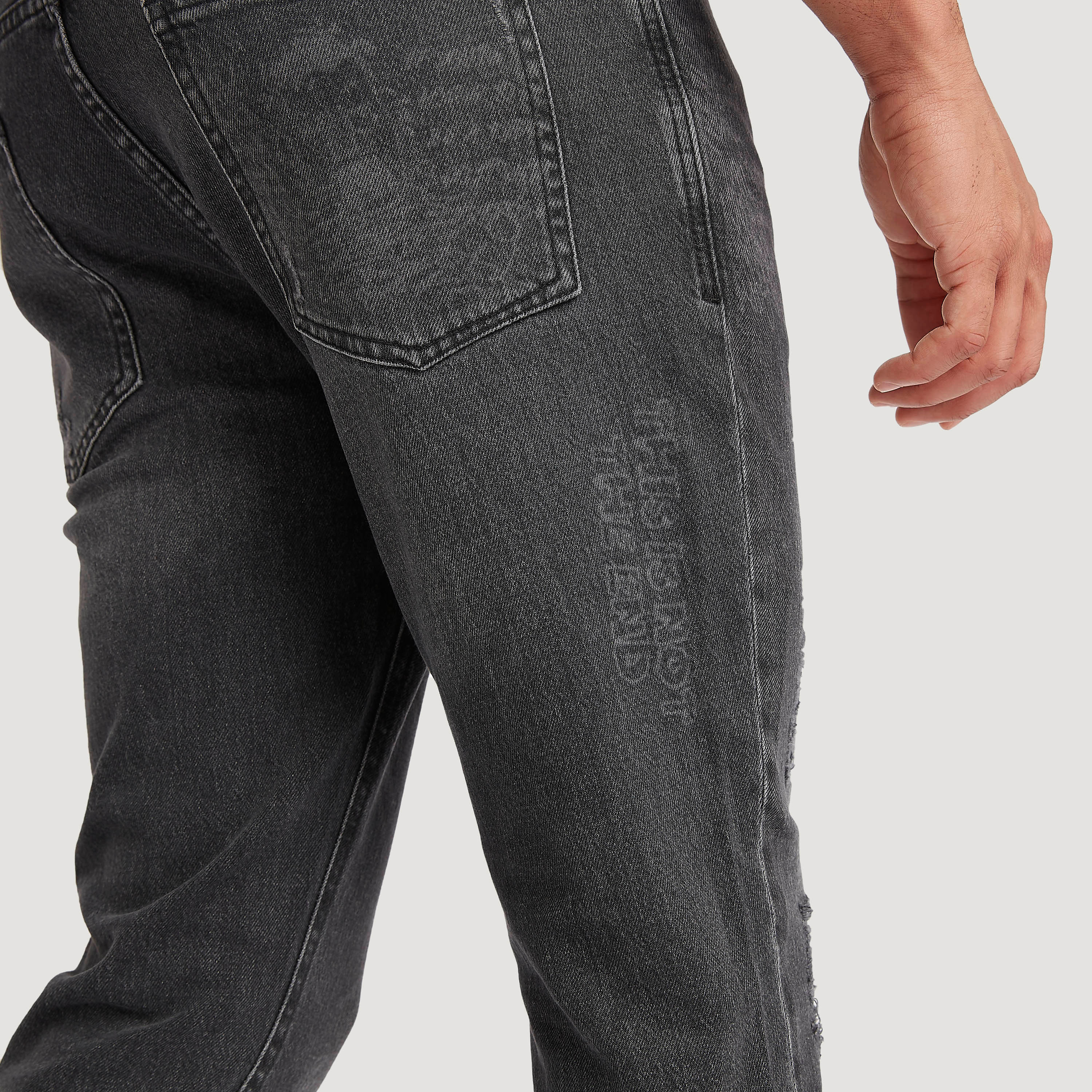 بنطلون جينز كاروت فيت بخصر منخفض وأطراف بشراشيب-men-clothing-bottoms-jeans-image-6