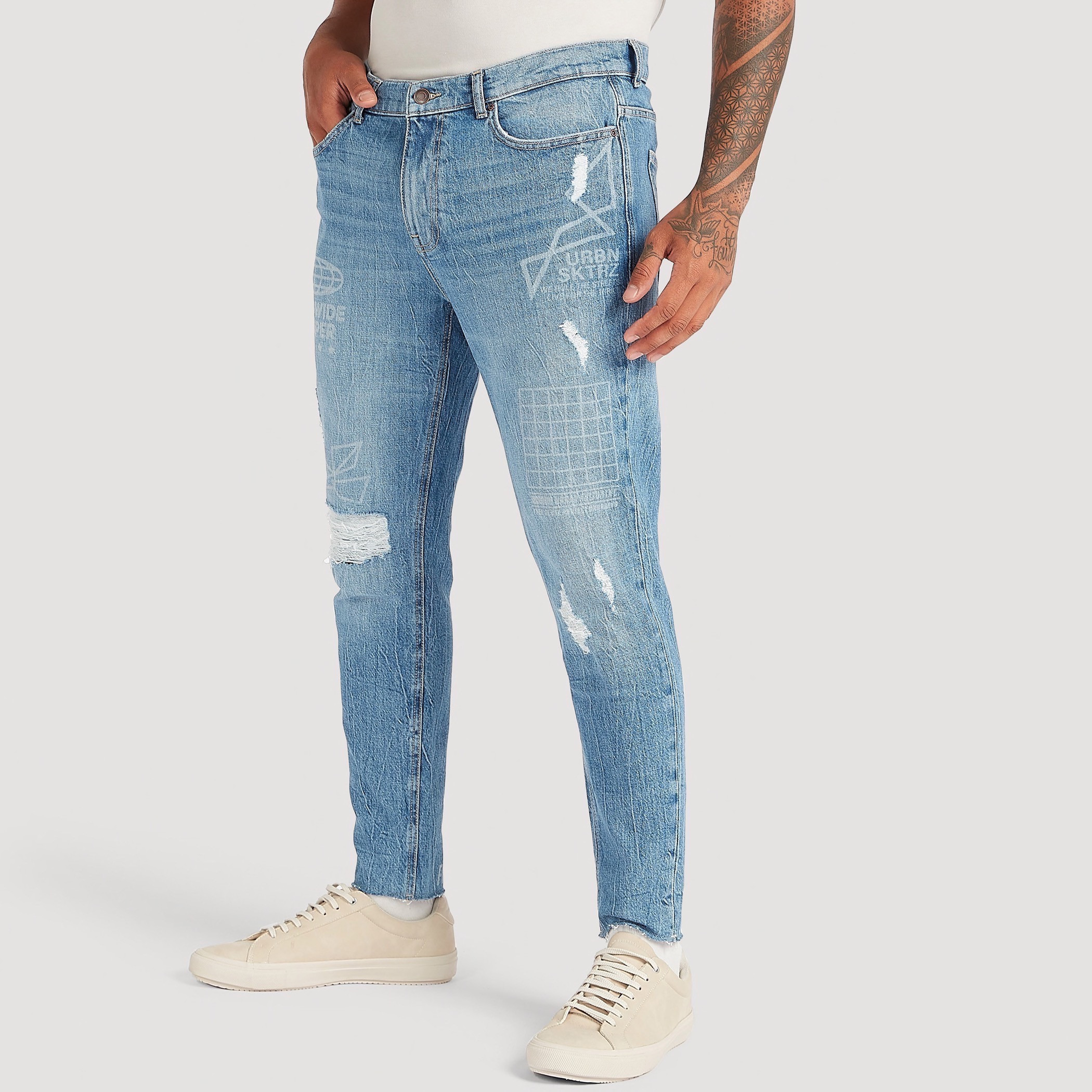 Low Rise Carrot Fit Ripped Jeans with Frayed Hems