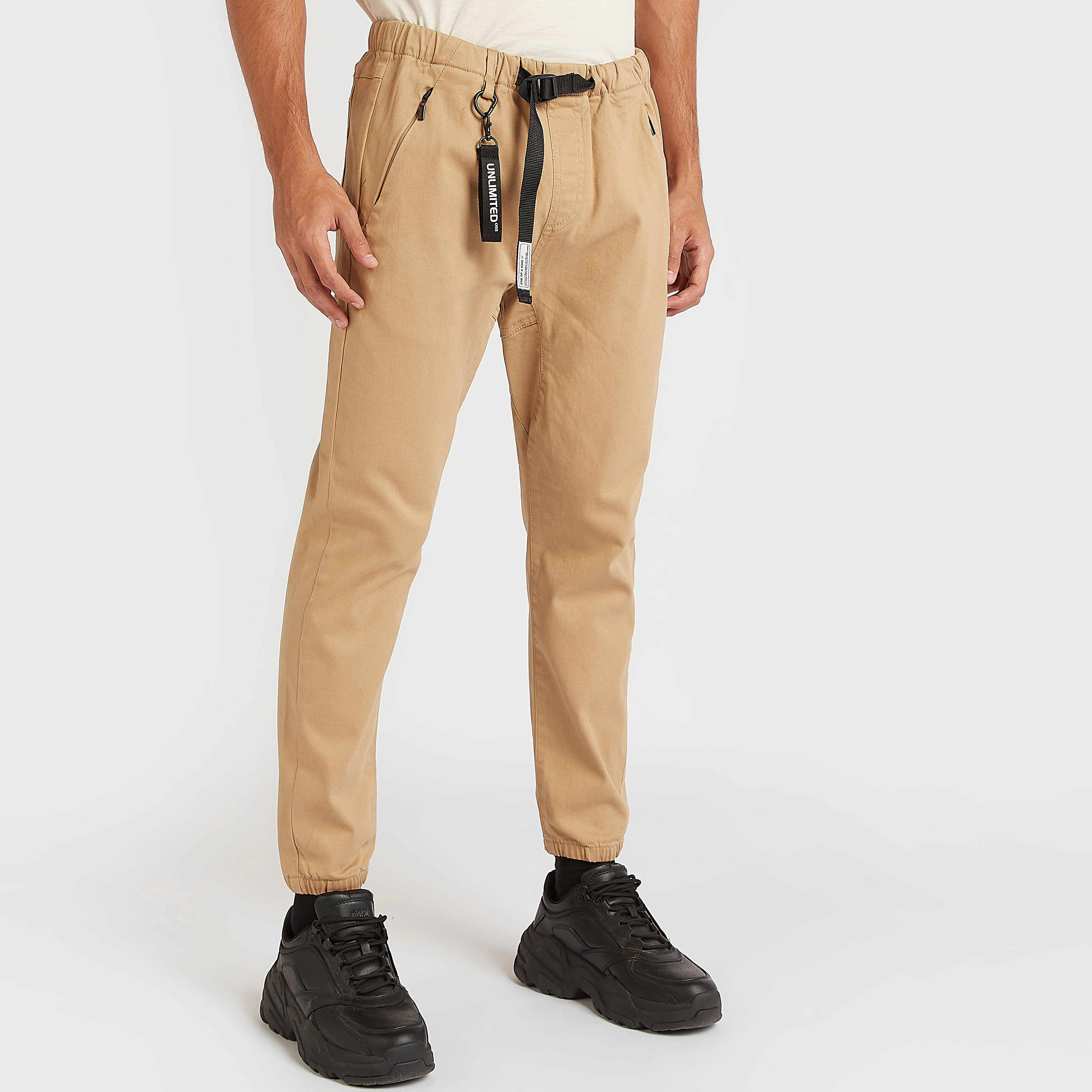 بنطلون رياضي سادة سليم فيت بخصر متوسط الارتفاع وجيوب بسحاب-men-clothing-bottoms-joggers-image-1