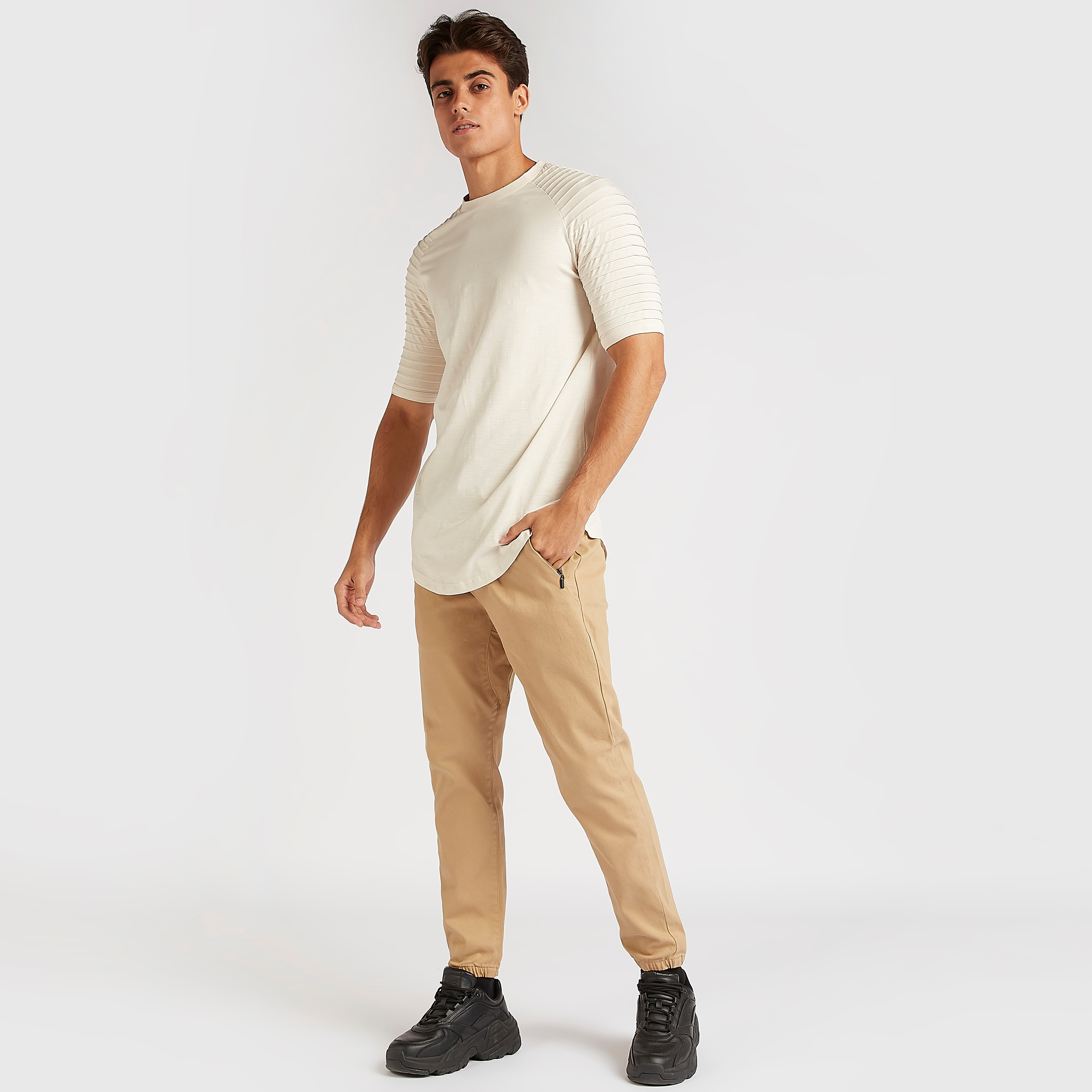 بنطلون رياضي سادة سليم فيت بخصر متوسط الارتفاع وجيوب بسحاب-men-clothing-bottoms-joggers-image-2
