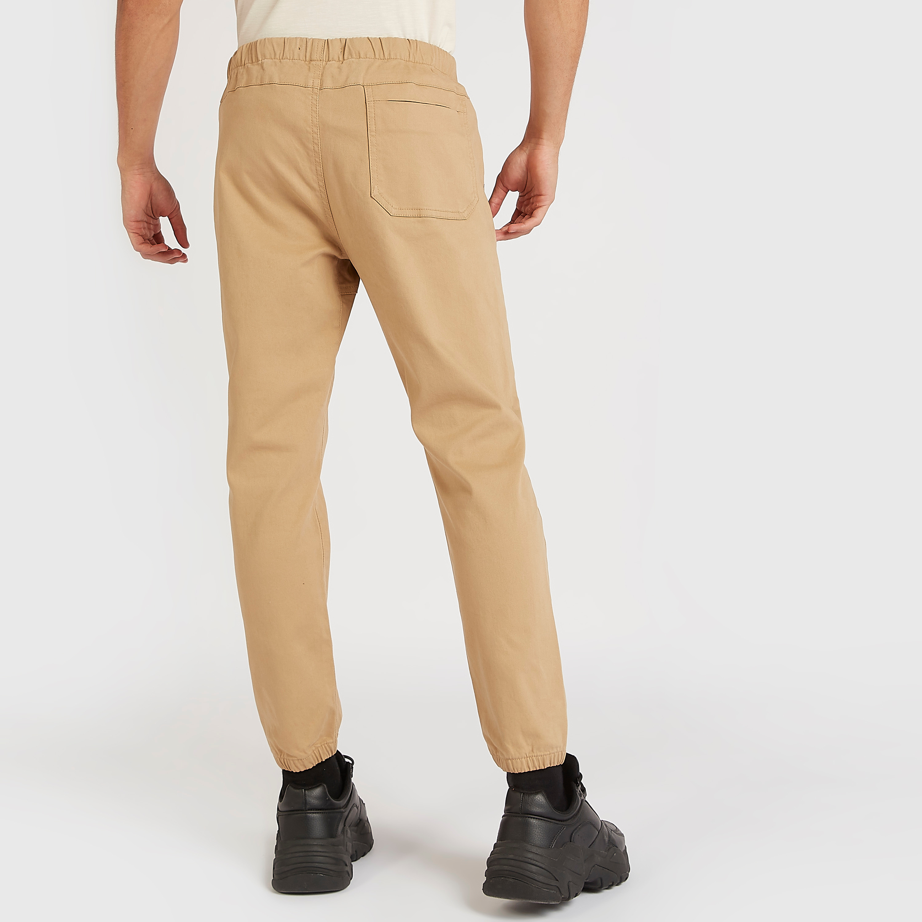 بنطلون رياضي سادة سليم فيت بخصر متوسط الارتفاع وجيوب بسحاب-men-clothing-bottoms-joggers-image-4