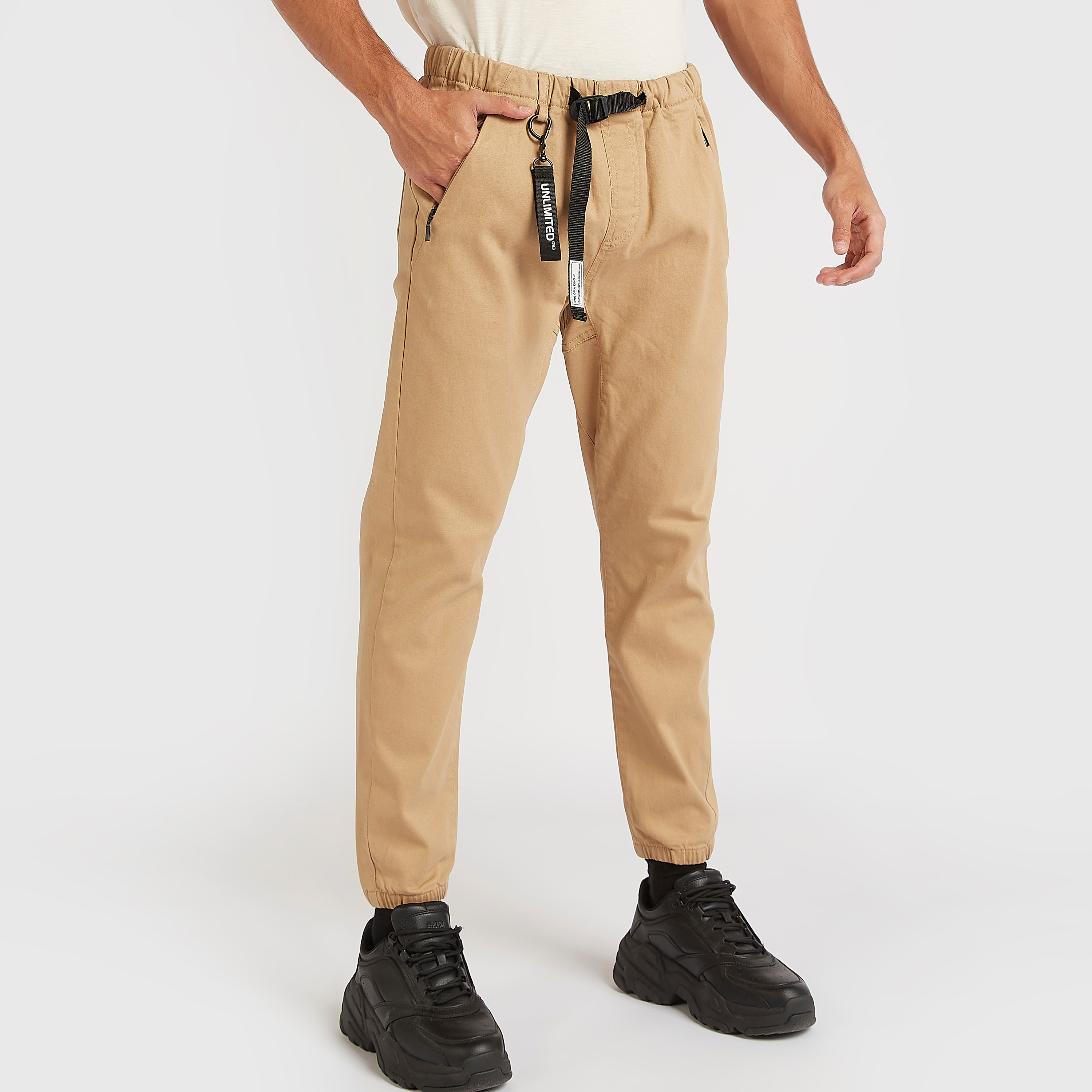 بنطلون رياضي سادة سليم فيت بخصر متوسط الارتفاع وجيوب بسحاب-men-clothing-bottoms-joggers-image-5