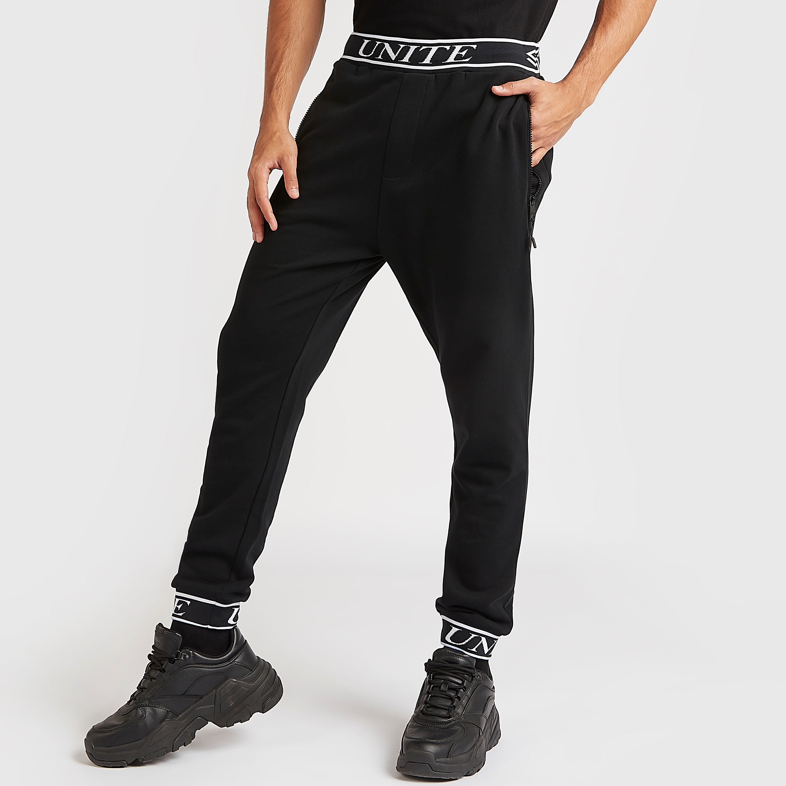 بنطلون رياضي بخصر مطّاطي متوسّط الارتفاع وطبعات-men-clothing-bottoms-joggers-image-1