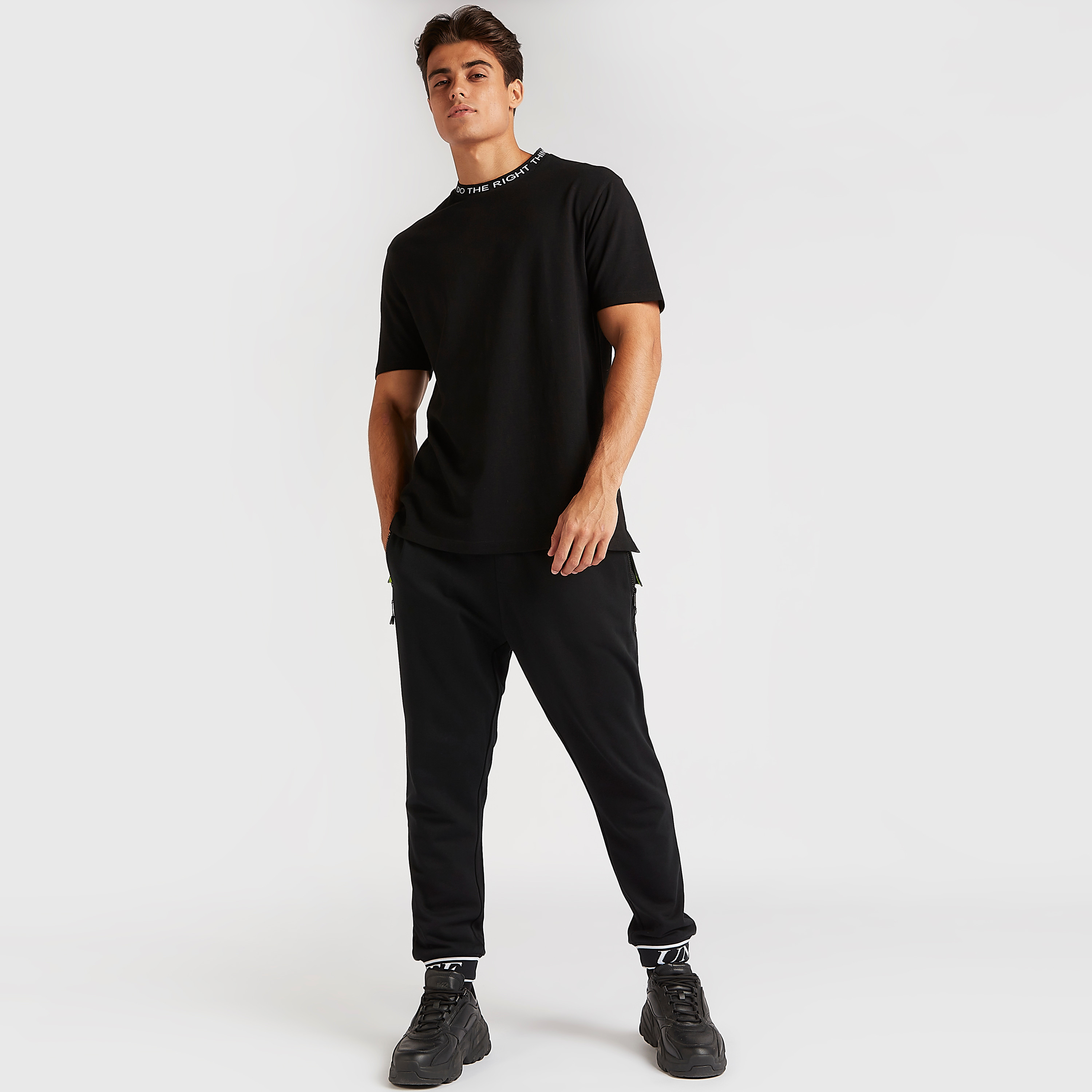 بنطلون رياضي بخصر مطّاطي متوسّط الارتفاع وطبعات-men-clothing-bottoms-joggers-image-2