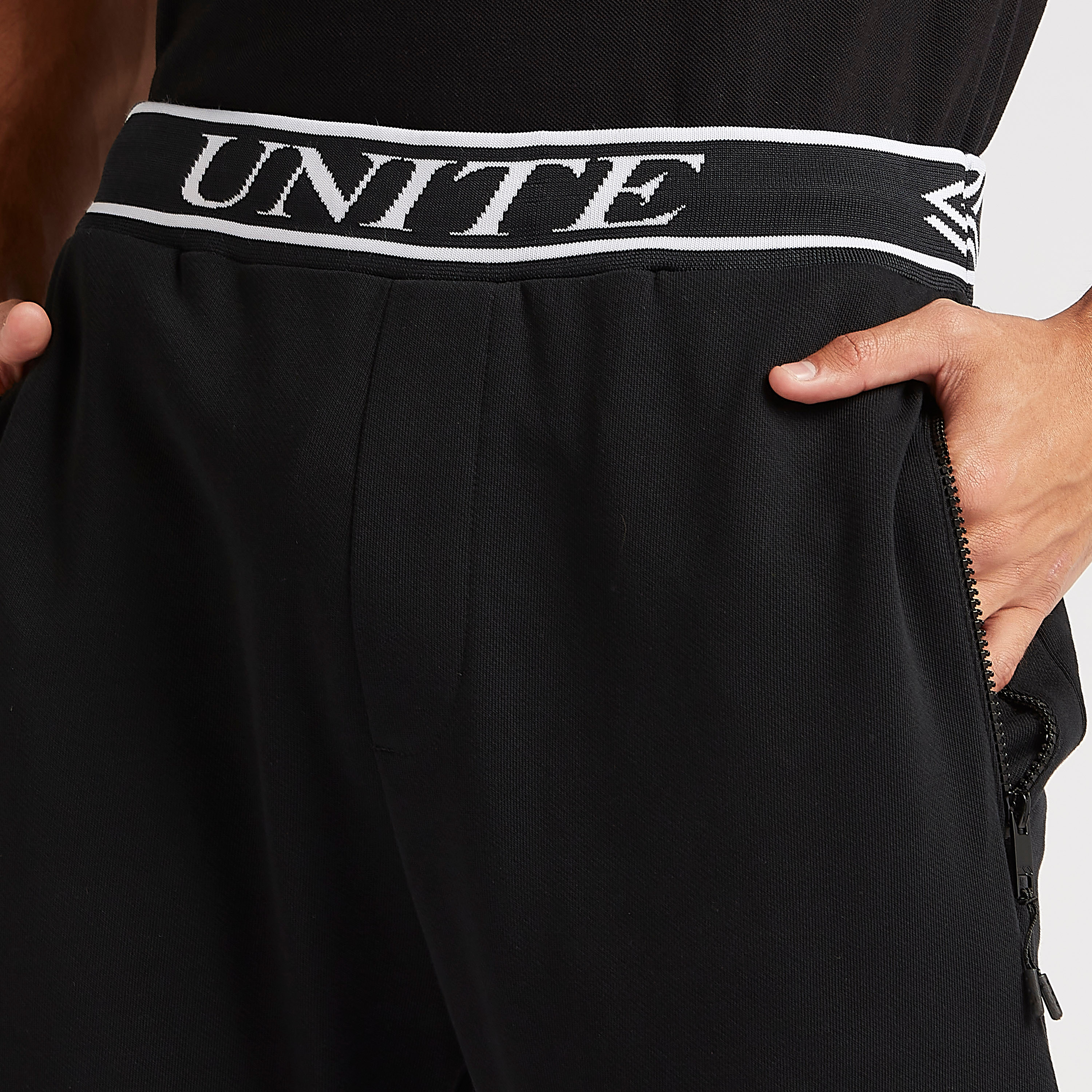 بنطلون رياضي بخصر مطّاطي متوسّط الارتفاع وطبعات-men-clothing-bottoms-joggers-image-3