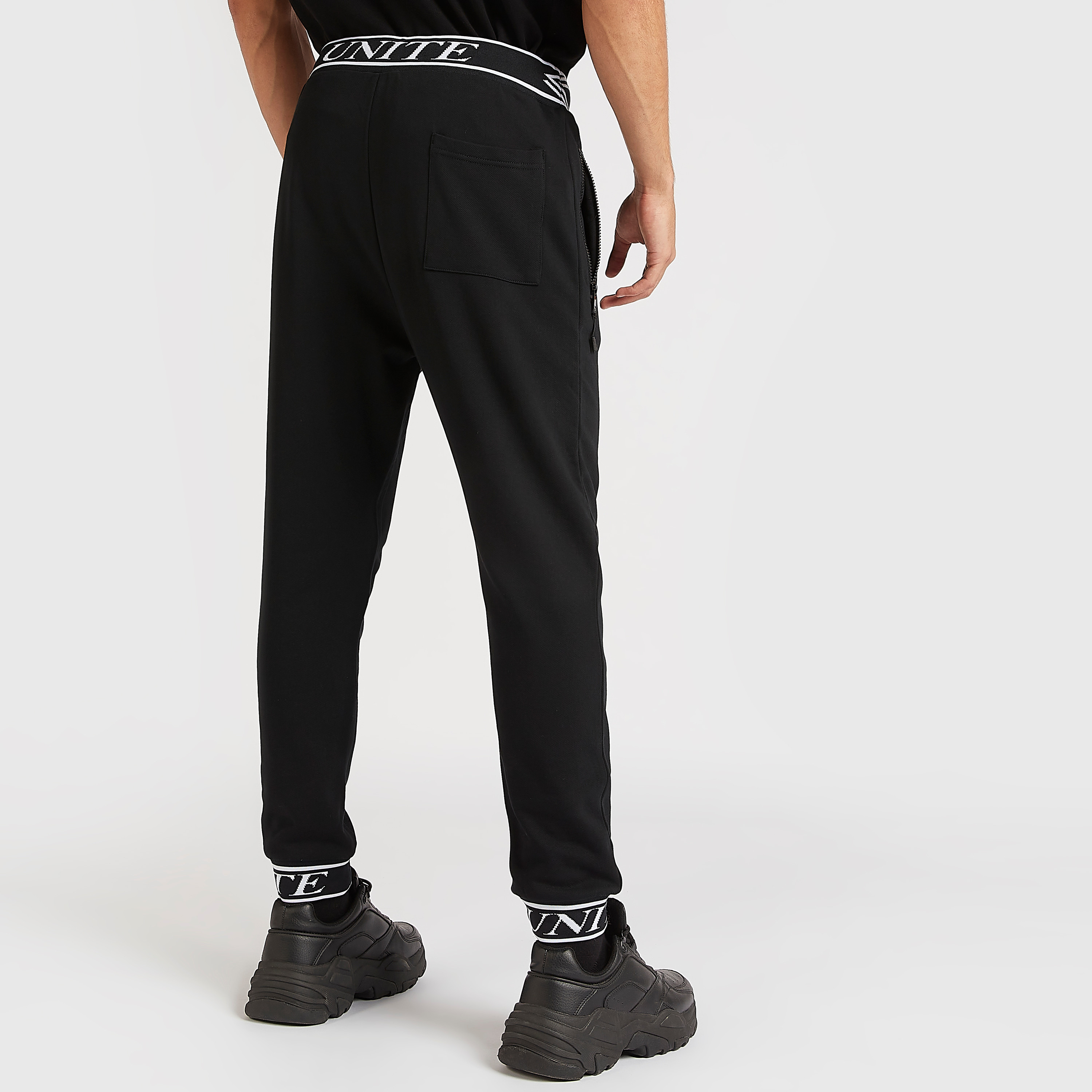 بنطلون رياضي بخصر مطّاطي متوسّط الارتفاع وطبعات-men-clothing-bottoms-joggers-image-4