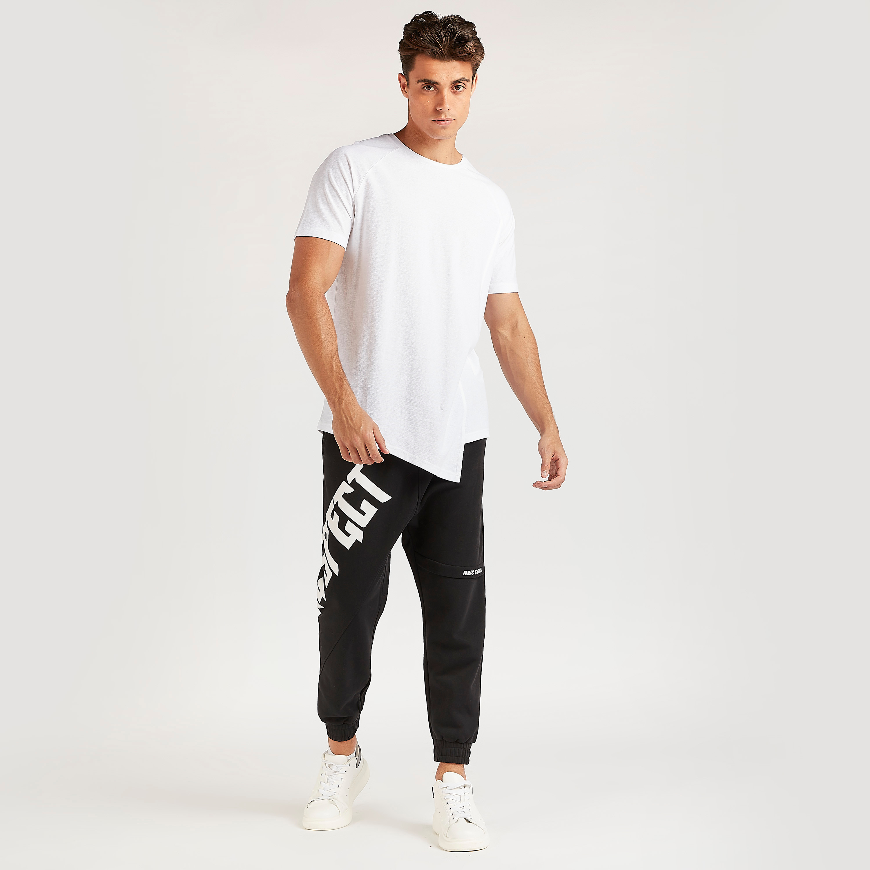 تيشيرت طويل بارز الملمس طويل بياقة ضيّقة وأطراف غير مستوية-men-clothing-tshirtsandpolos-tshirts-image-2