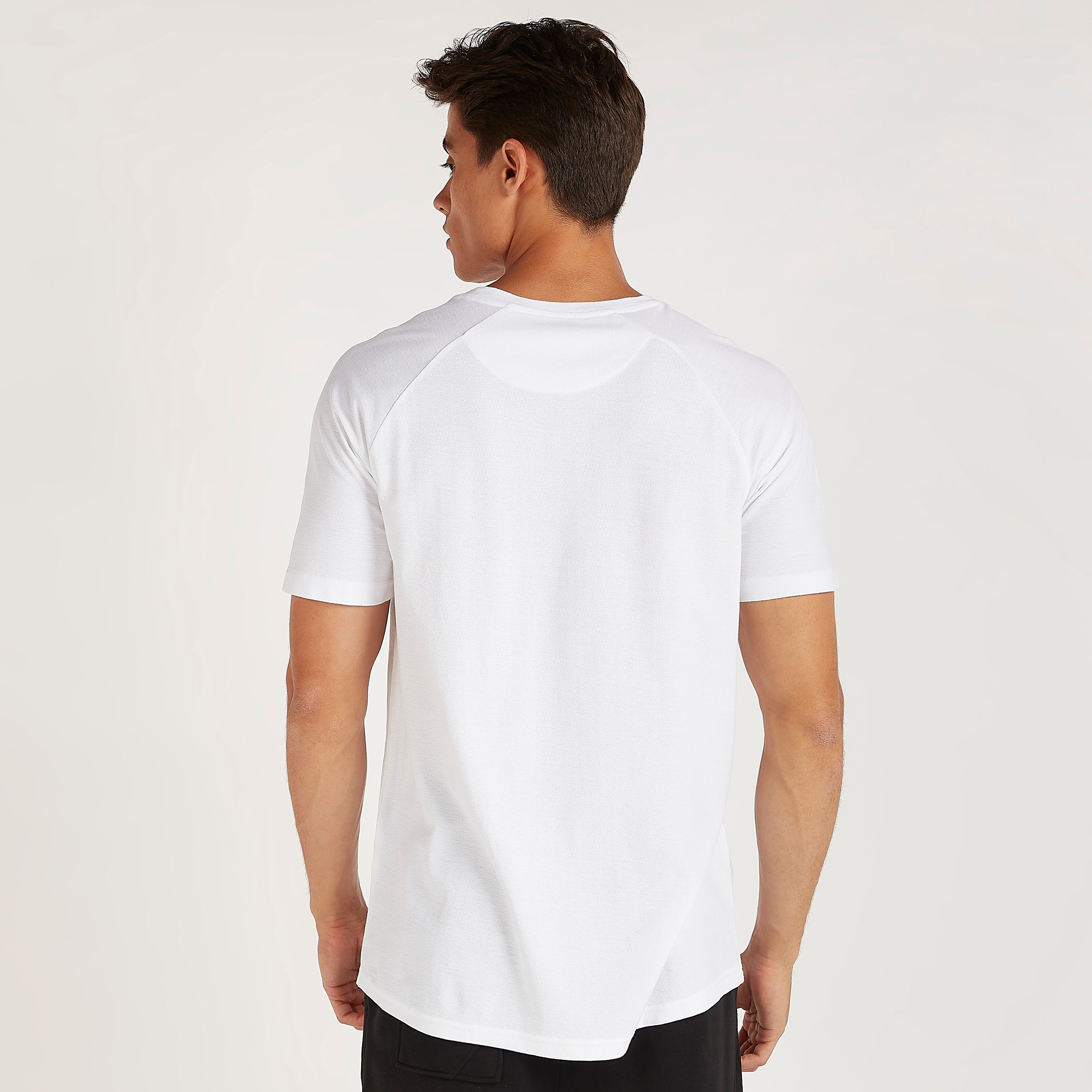 تيشيرت طويل بارز الملمس طويل بياقة ضيّقة وأطراف غير مستوية-men-clothing-tshirtsandpolos-tshirts-image-5