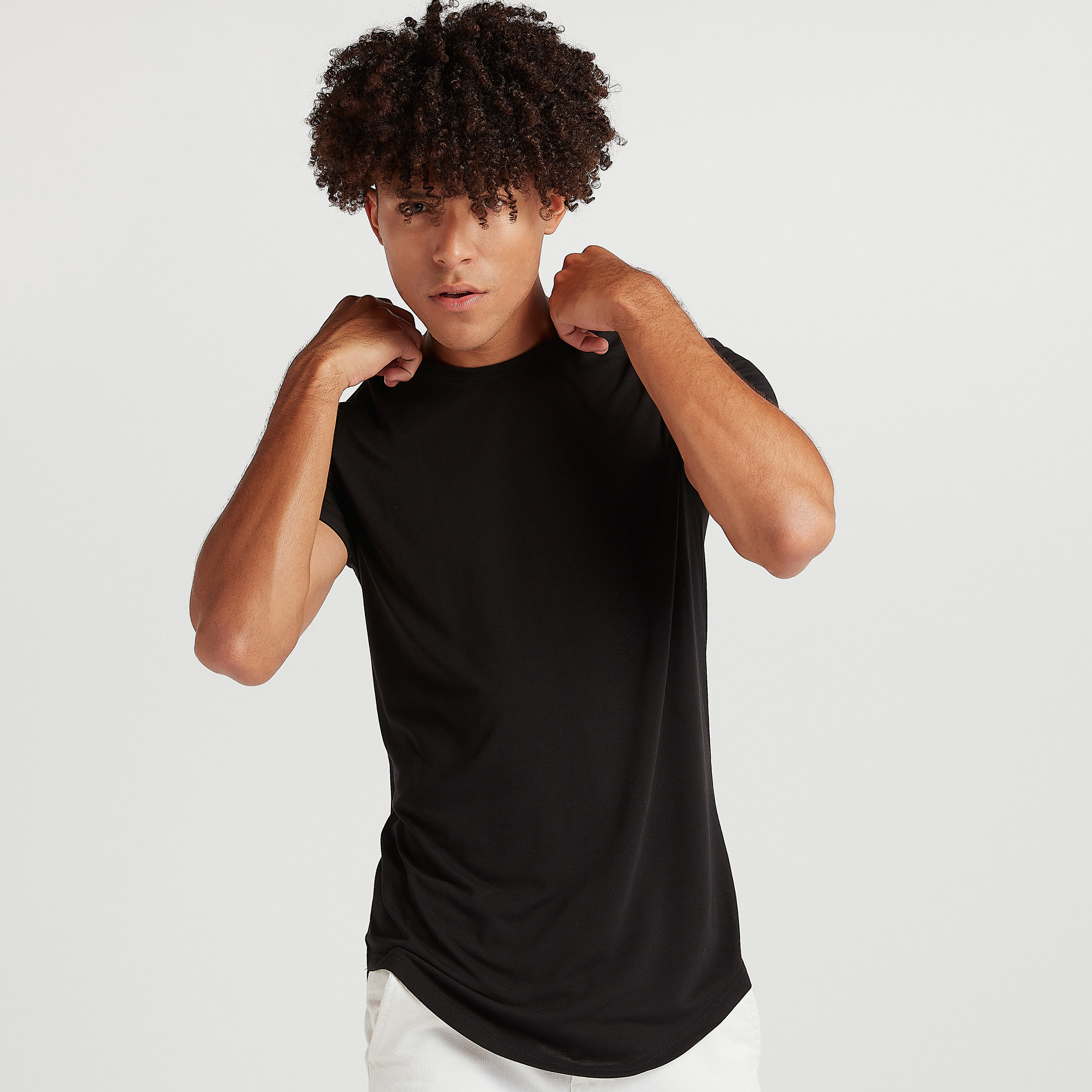 Buy Men s Solid Longline T shirt with Crew Neck and Short Sleeves Online Centrepoint UAE