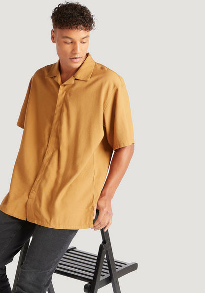 Solid Relaxed Fit Shirt with Short Sleeves and Concealed Placket