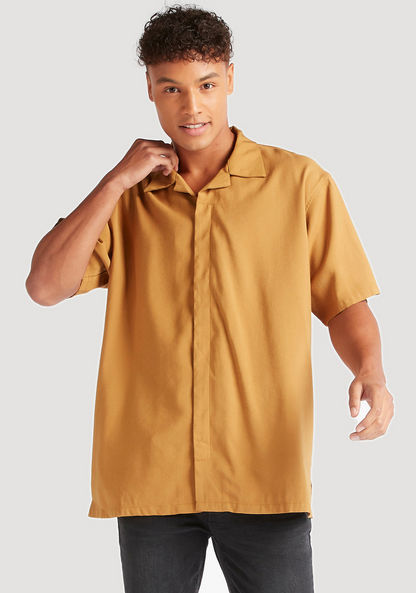 Solid Relaxed Fit Shirt with Short Sleeves and Concealed Placket