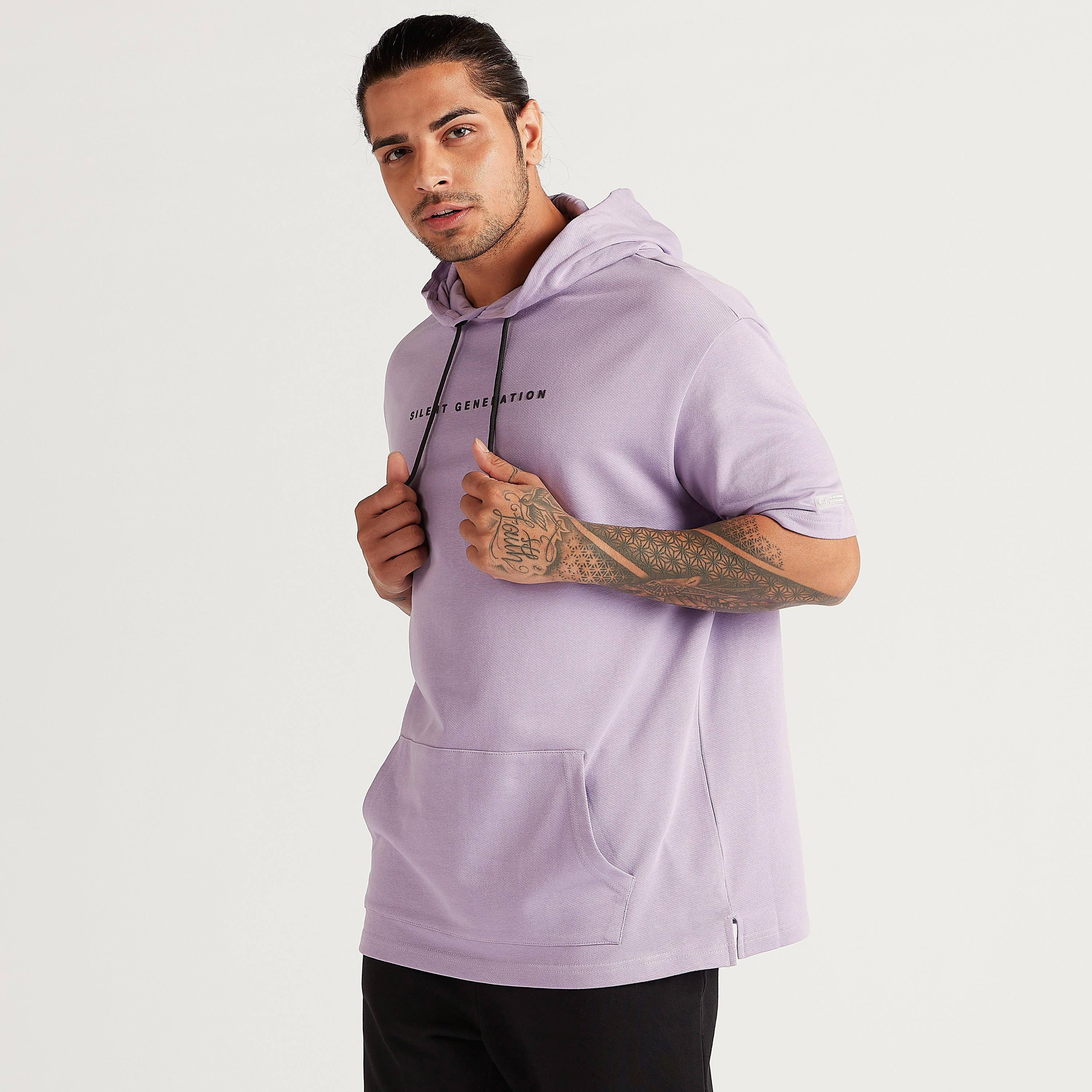 تيشيرت واسع بقبّعة وأكمام قصيرة وجيوب كنغر-men-clothing-tshirtsandpolos-tshirts-image-1