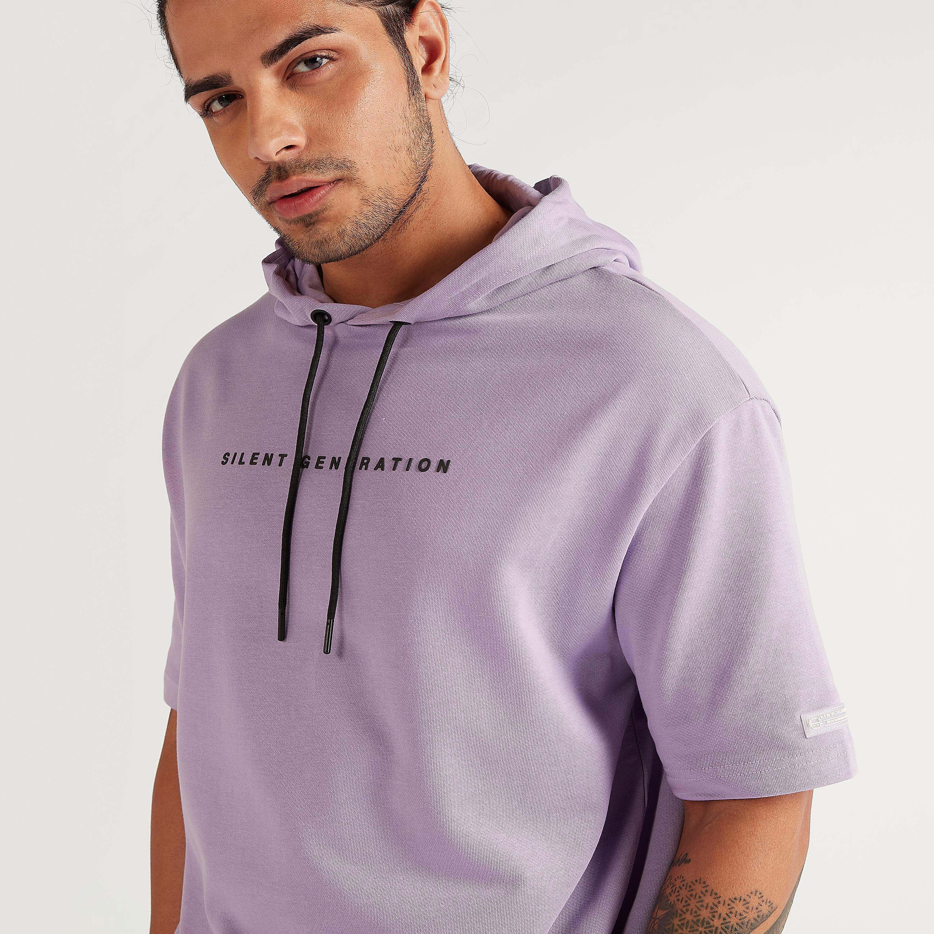 تيشيرت واسع بقبّعة وأكمام قصيرة وجيوب كنغر-men-clothing-tshirtsandpolos-tshirts-image-3