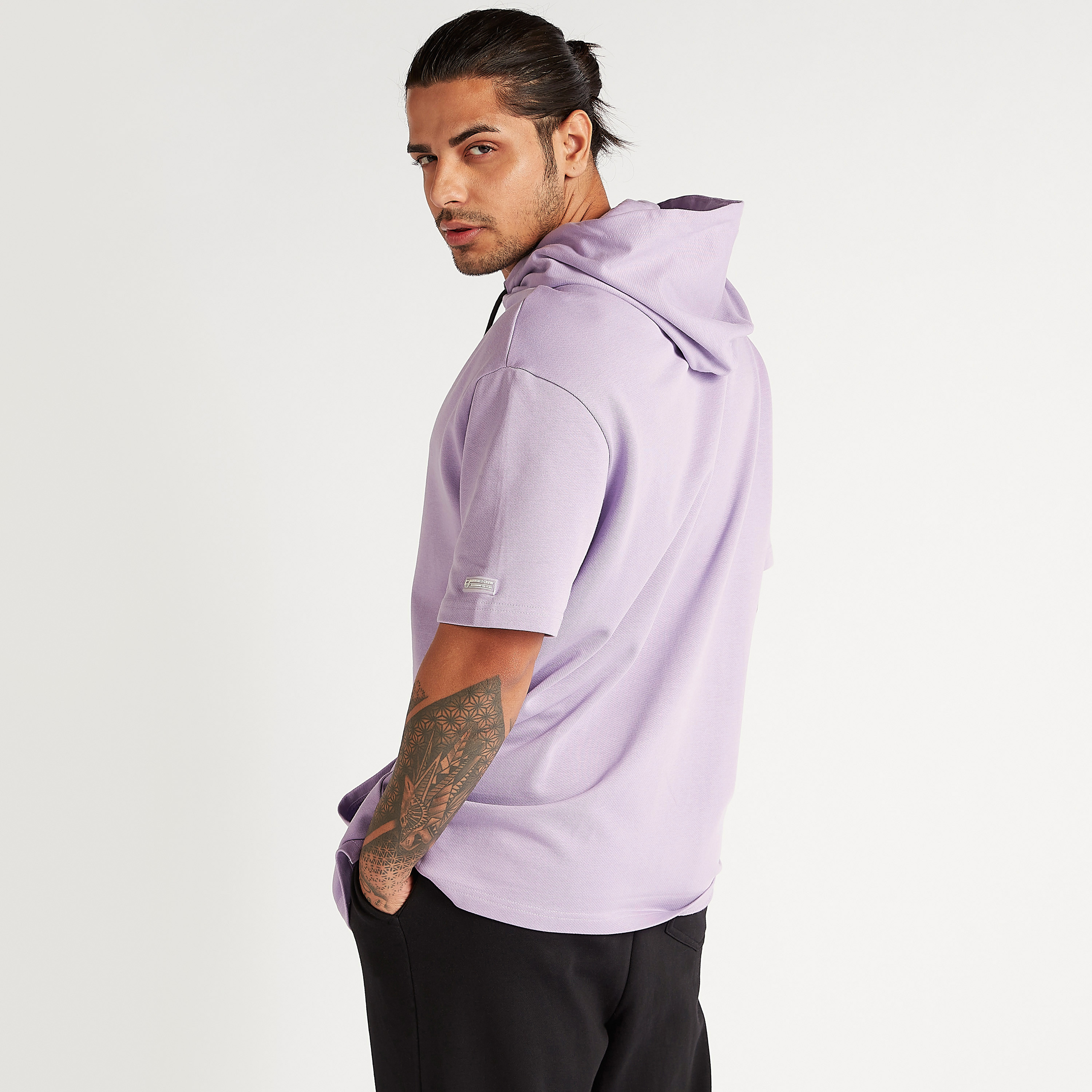تيشيرت واسع بقبّعة وأكمام قصيرة وجيوب كنغر-men-clothing-tshirtsandpolos-tshirts-image-4