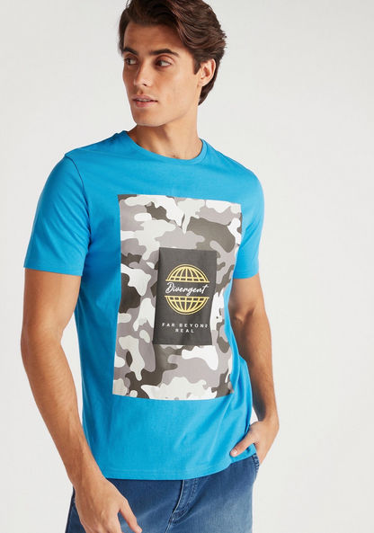 Camouflage Print T-shirt with Crew Neck and Short Sleeves