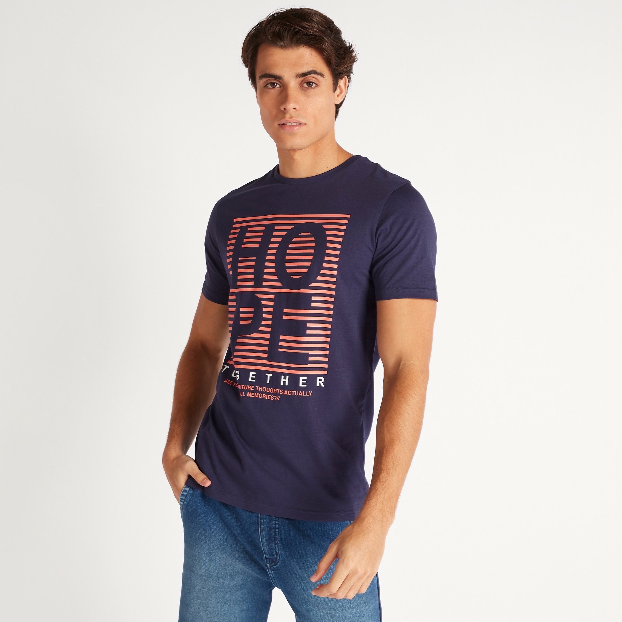 تيشيرت بياقة ضيّقة وأكمام قصيرة وطبعات شعار-men-clothing-tshirtsandpolos-tshirts-image-1