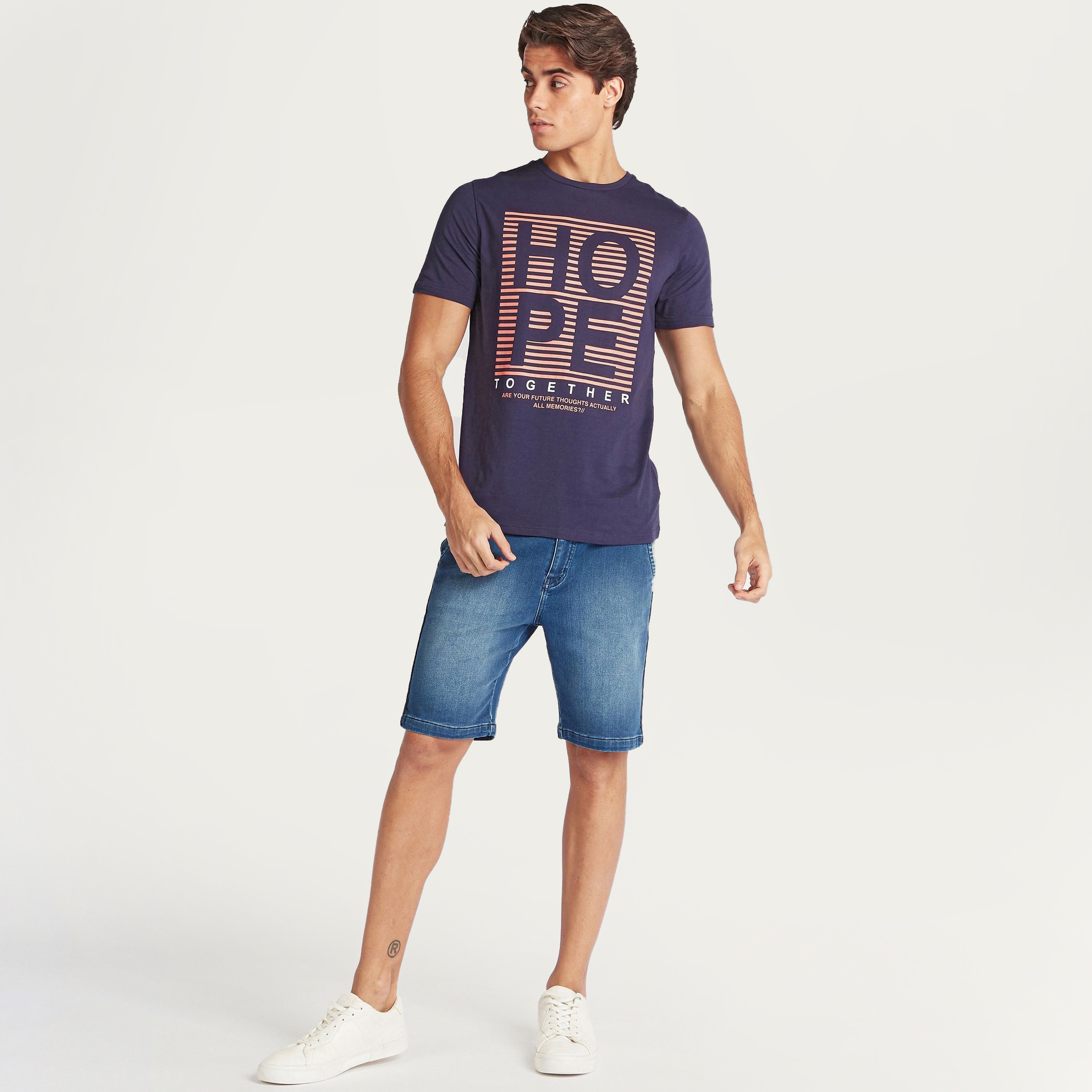 تيشيرت بياقة ضيّقة وأكمام قصيرة وطبعات شعار-men-clothing-tshirtsandpolos-tshirts-image-2