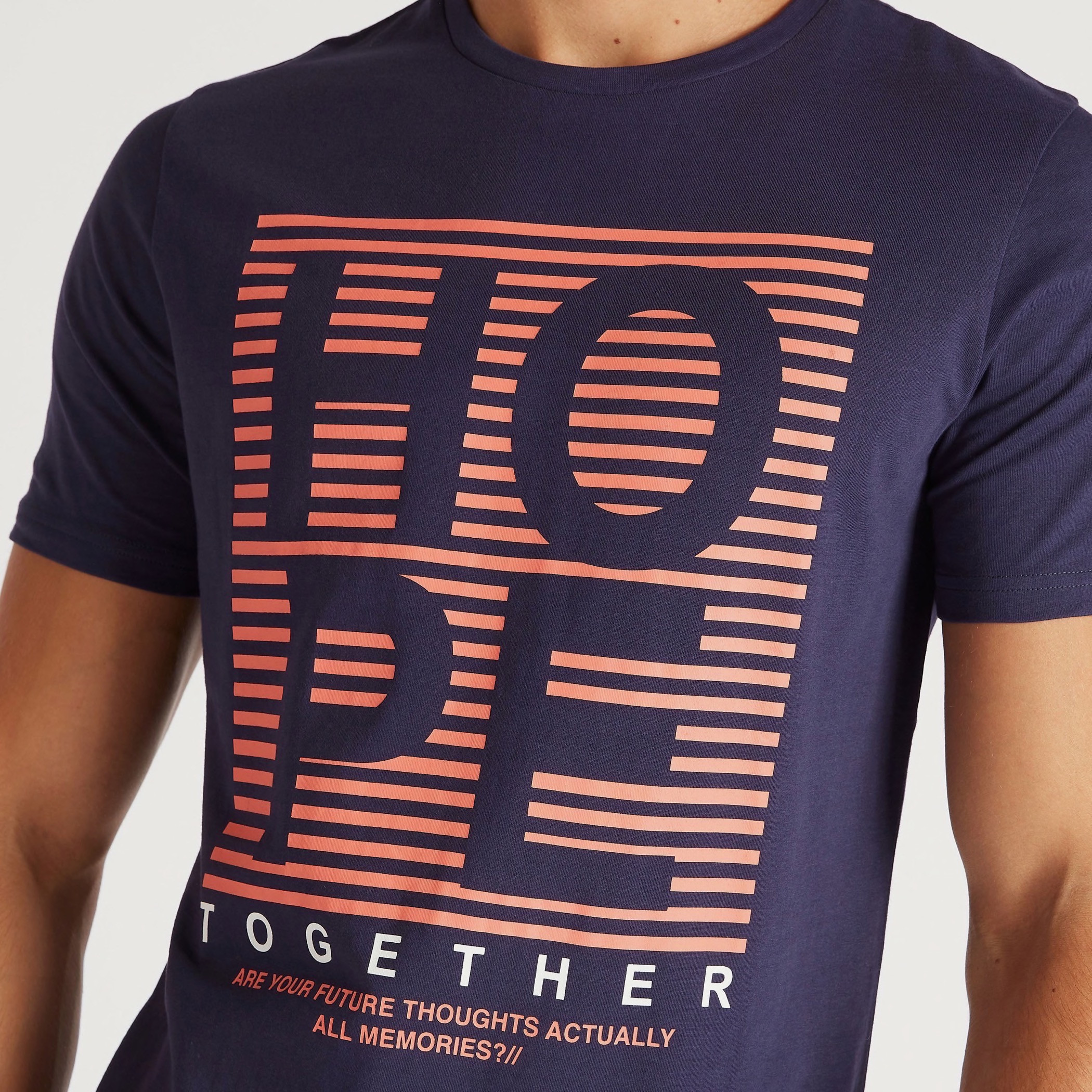 تيشيرت بياقة ضيّقة وأكمام قصيرة وطبعات شعار-men-clothing-tshirtsandpolos-tshirts-image-3
